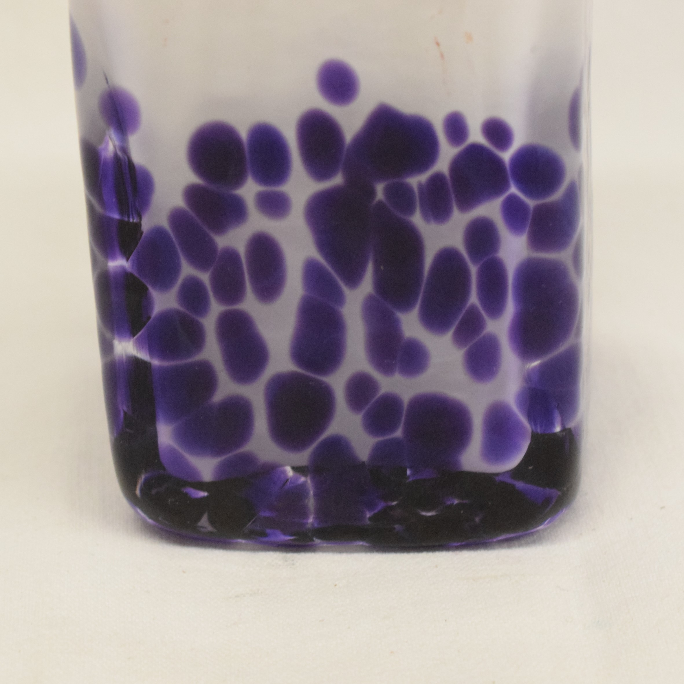 Voir photo 3 de Petit vase en pâte de verre blanche à taches violettes signé TIBO 2017 Petit vase en pâte de verre blanche à taches violettes signé TIBO 2017 Bon état reconditionné photo 3