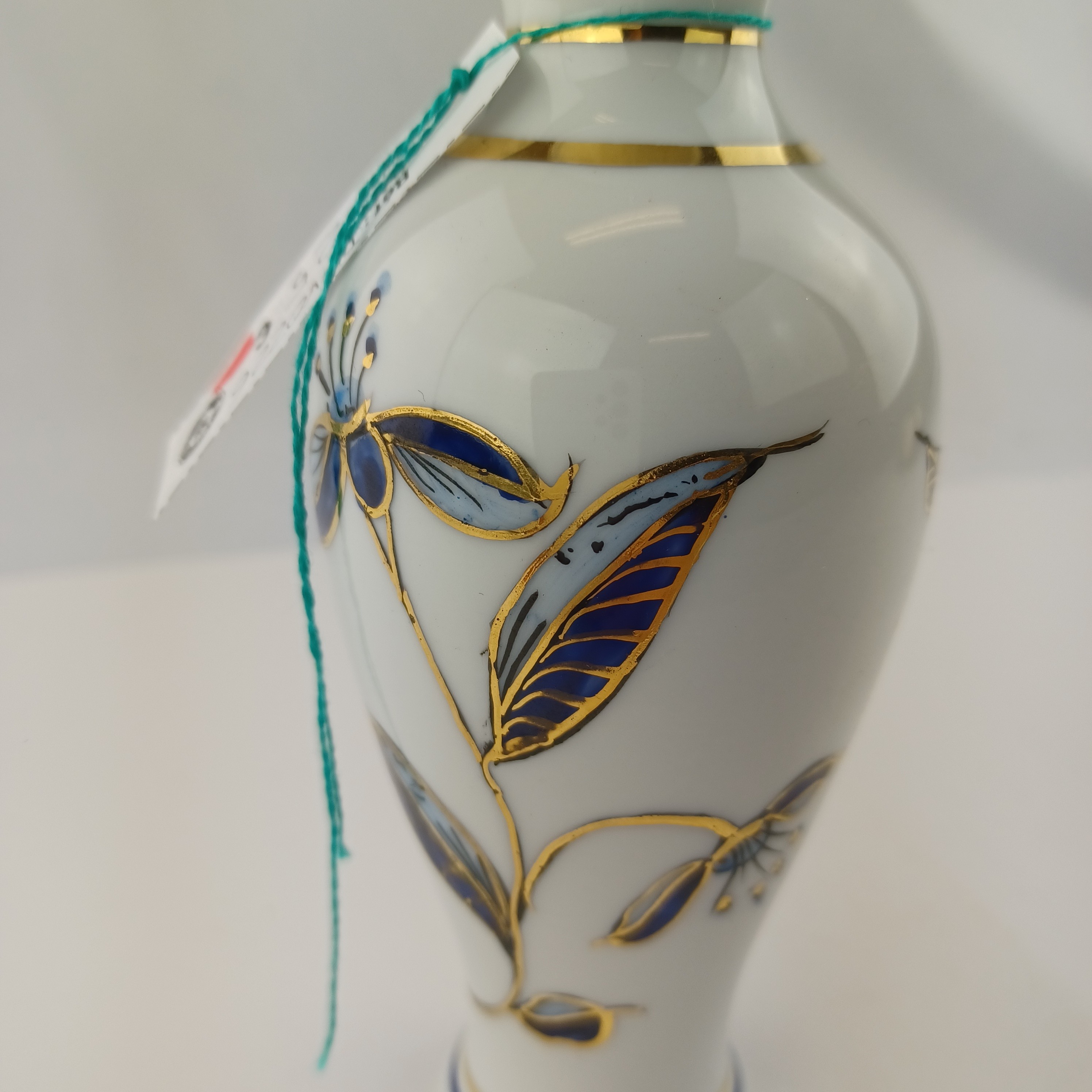 Voir photo 2 de Petit vase en porcelaine de Limoges fait main de 15 cm à décor floral bleu et or, filets dorés, signé "Limoges France" + mention manuscrite "fait main, TM BX" sous la base Petit vase en porcelaine de Limoges fait main de 15 cm à décor floral bleu et or, filets dorés, signé "Limoges France" + mention manuscrite "fait main, TM BX" sous la base Très bon état reconditionné photo 2