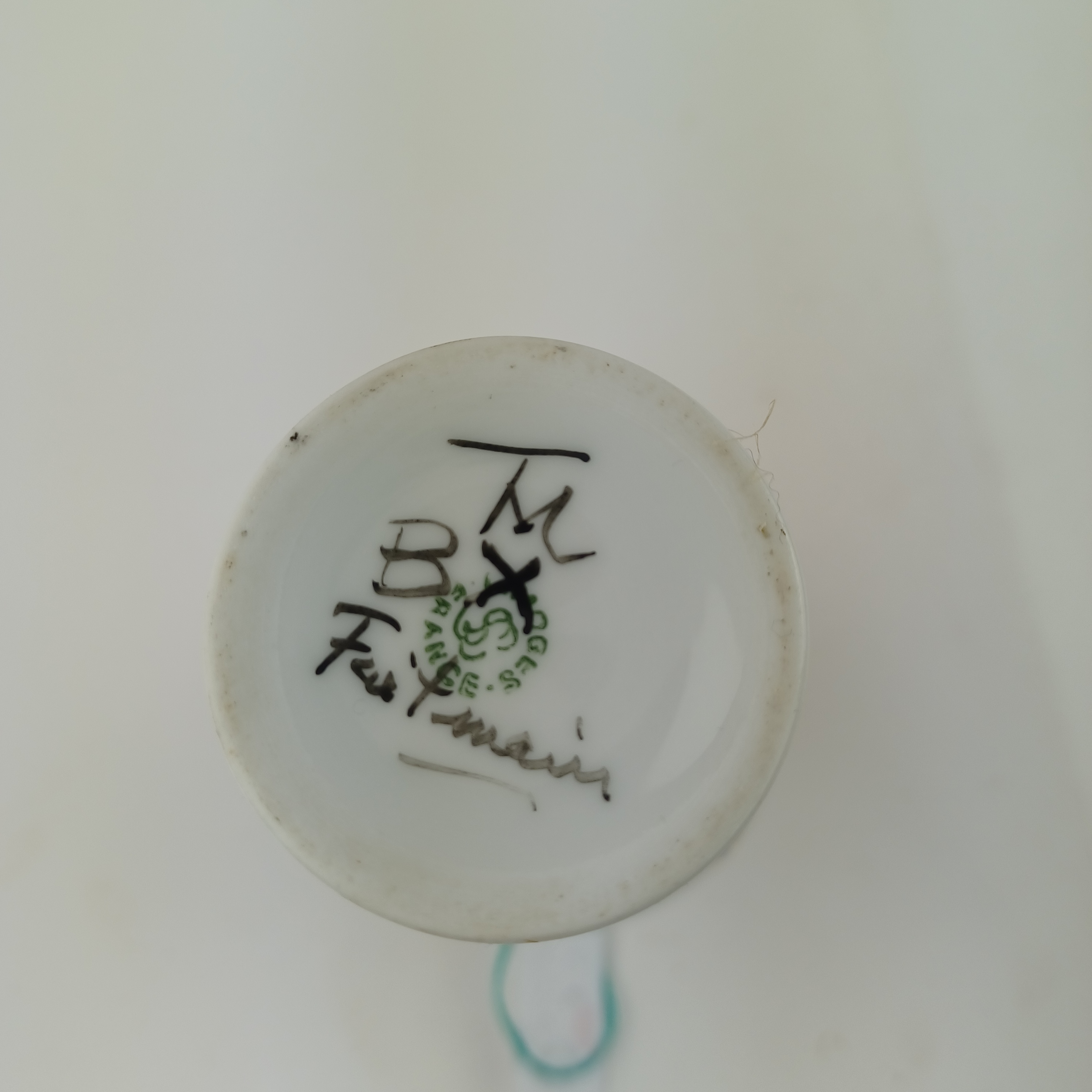 Voir photo 3 de Petit vase en porcelaine de Limoges fait main de 15 cm à décor floral bleu et or, filets dorés, signé "Limoges France" + mention manuscrite "fait main, TM BX" sous la base Petit vase en porcelaine de Limoges fait main de 15 cm à décor floral bleu et or, filets dorés, signé "Limoges France" + mention manuscrite "fait main, TM BX" sous la base Très bon état reconditionné photo 3