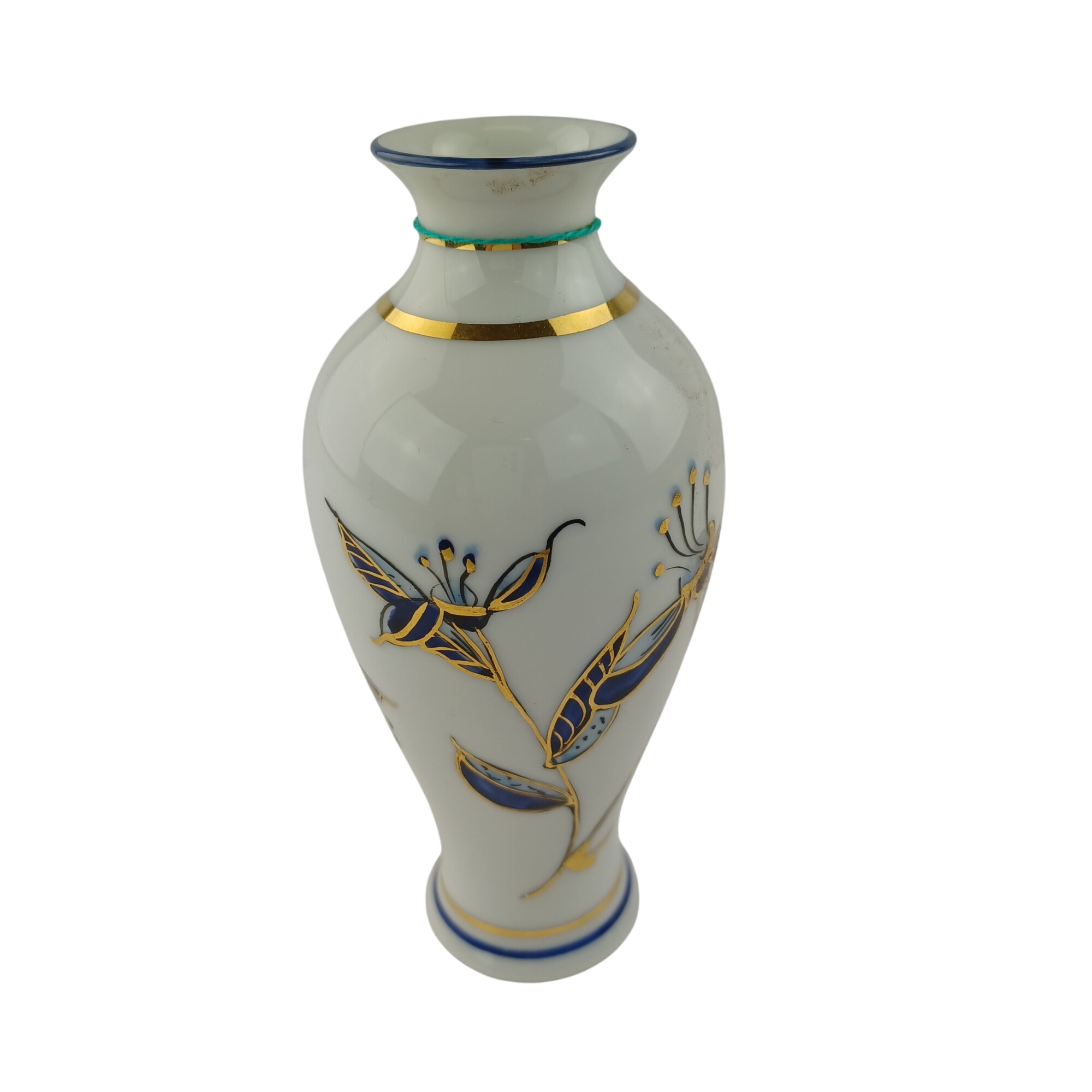 Petit vase en porcelaine de Limoges fait main de 15 cm à décor floral bleu et or, filets dorés, signé "Limoges France" + mention manuscrite "fait main, TM BX" sous la base Très bon état - 12,50 € Petit vase en porcelaine de Limoges fait main de 15 cm à décor floral bleu et or, filets dorés, signé "Limoges France" + mention manuscrite "fait main, TM BX" sous la base Très bon état reconditionné disponible sur Label Emmaüs