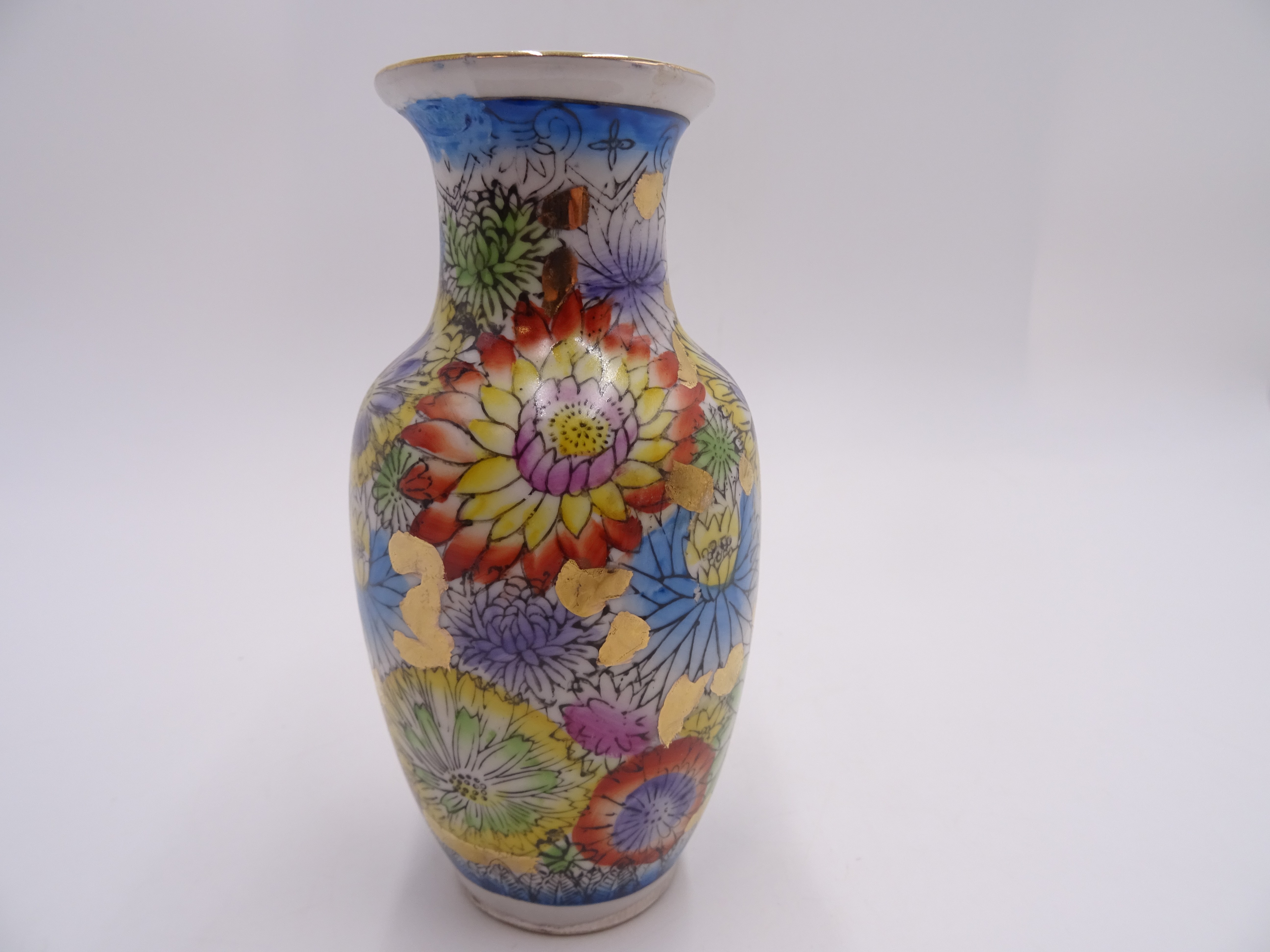 Voir photo 2 de Petit vase en porcelaine "mille fleurs" Petit vase en porcelaine "mille fleurs" État correct reconditionné photo 2