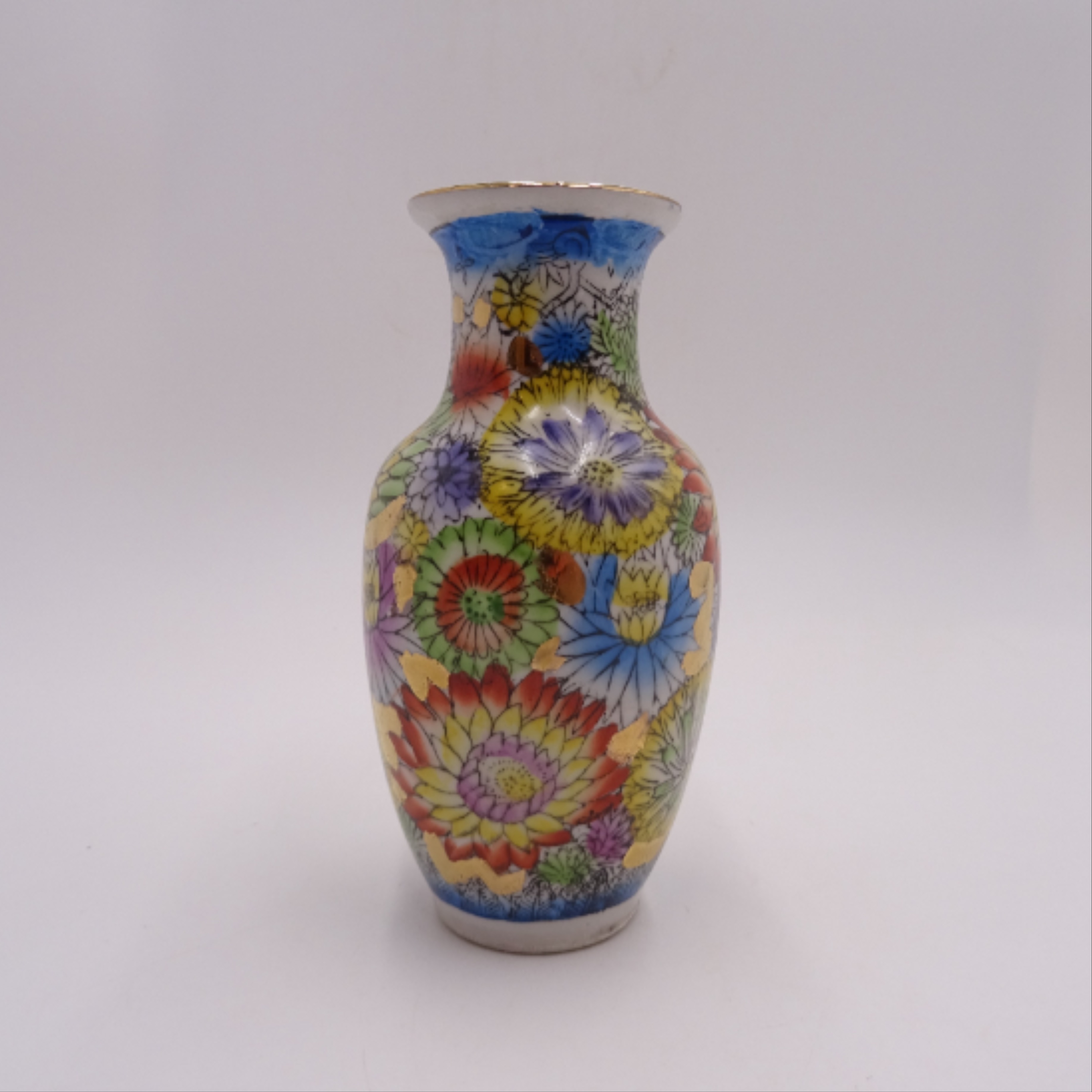 Voir photo 3 de Petit vase en porcelaine "mille fleurs" Petit vase en porcelaine "mille fleurs" État correct reconditionné photo 3