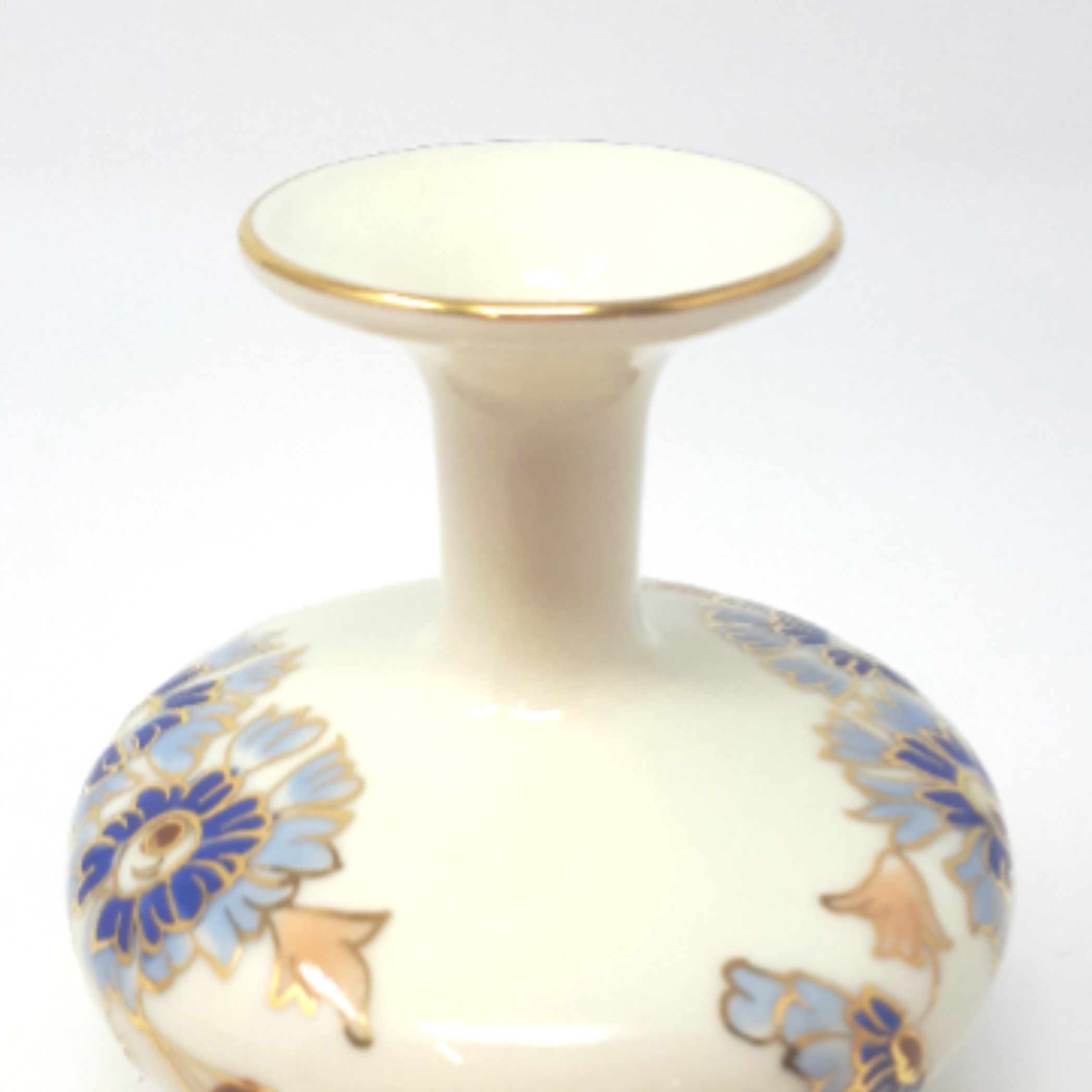 Voir photo 4 de Petit vase en porcelaine Petit vase en porcelaine État correct reconditionné photo 4