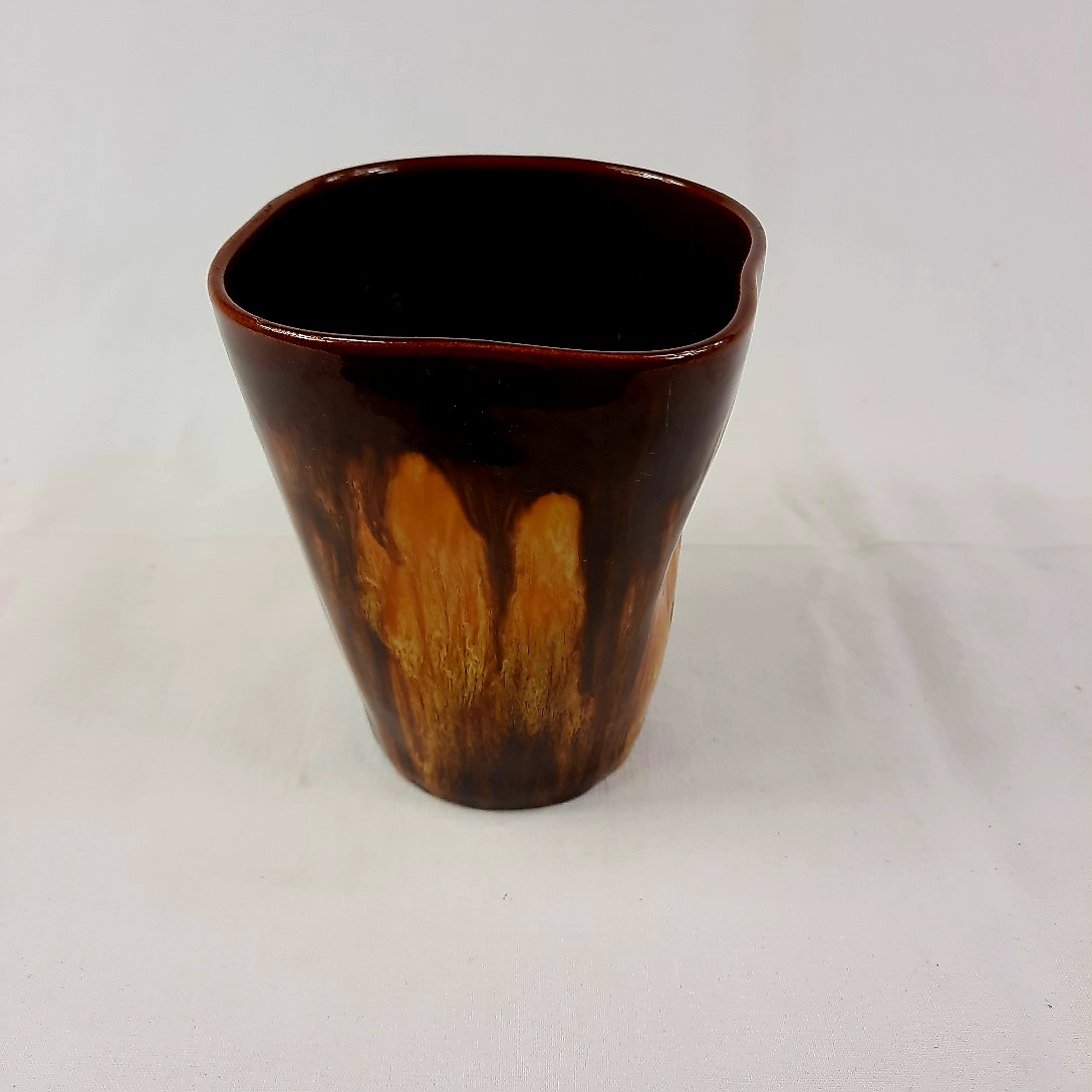 Petit Vase en poterie vernissée artisanale brun et jaune Très bon état - 12,00 € Petit Vase en poterie vernissée artisanale brun et jaune Très bon état reconditionné disponible sur Label Emmaüs