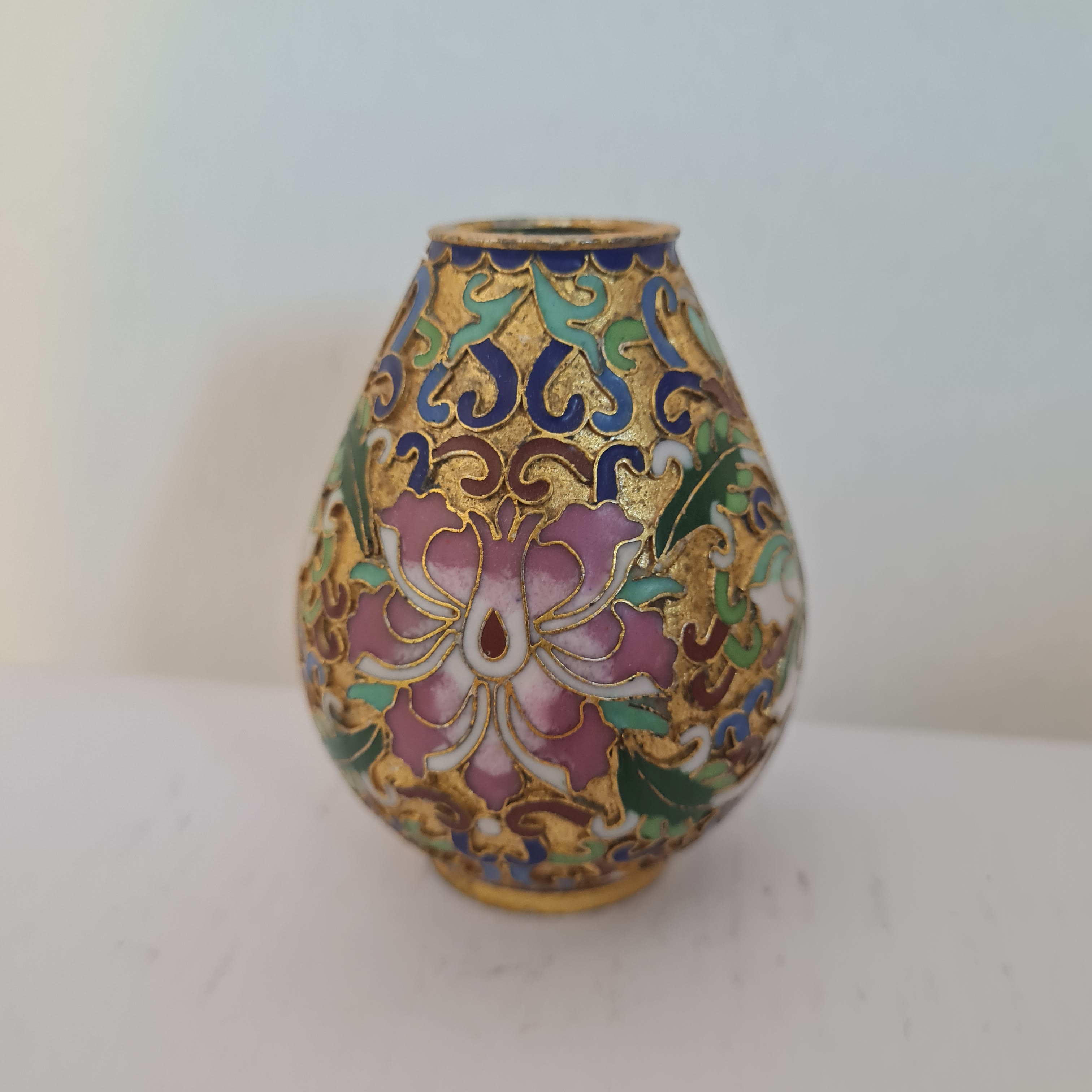 Voir photo 2 de Petit vase miniature en émail cloisonné asiatique / chinois Petit vase miniature en émail cloisonné asiatique / chinois Bon état reconditionné photo 2