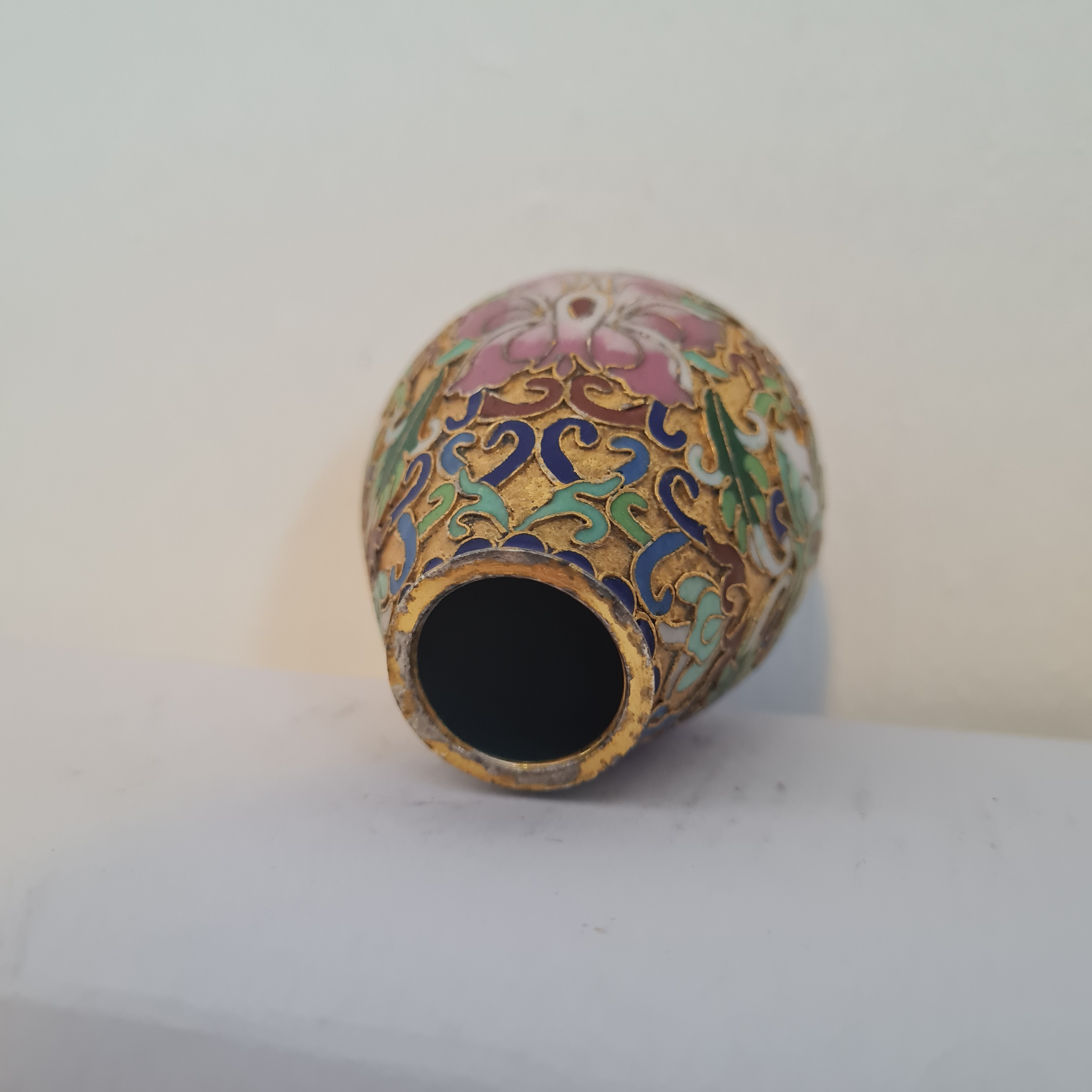 Voir photo 3 de Petit vase miniature en émail cloisonné asiatique / chinois Petit vase miniature en émail cloisonné asiatique / chinois Bon état reconditionné photo 3