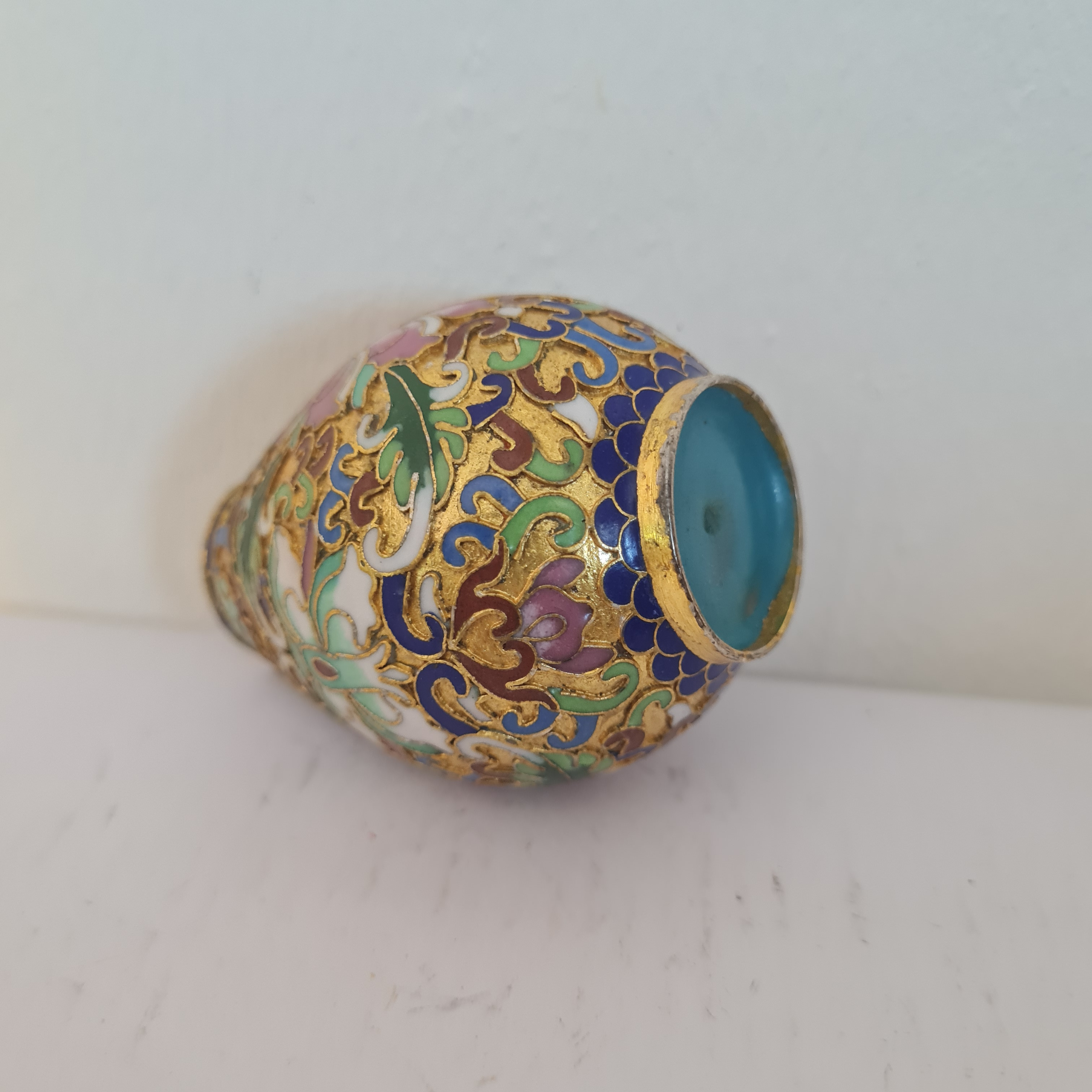 Voir photo 4 de Petit vase miniature en émail cloisonné asiatique / chinois Petit vase miniature en émail cloisonné asiatique / chinois Bon état reconditionné photo 4