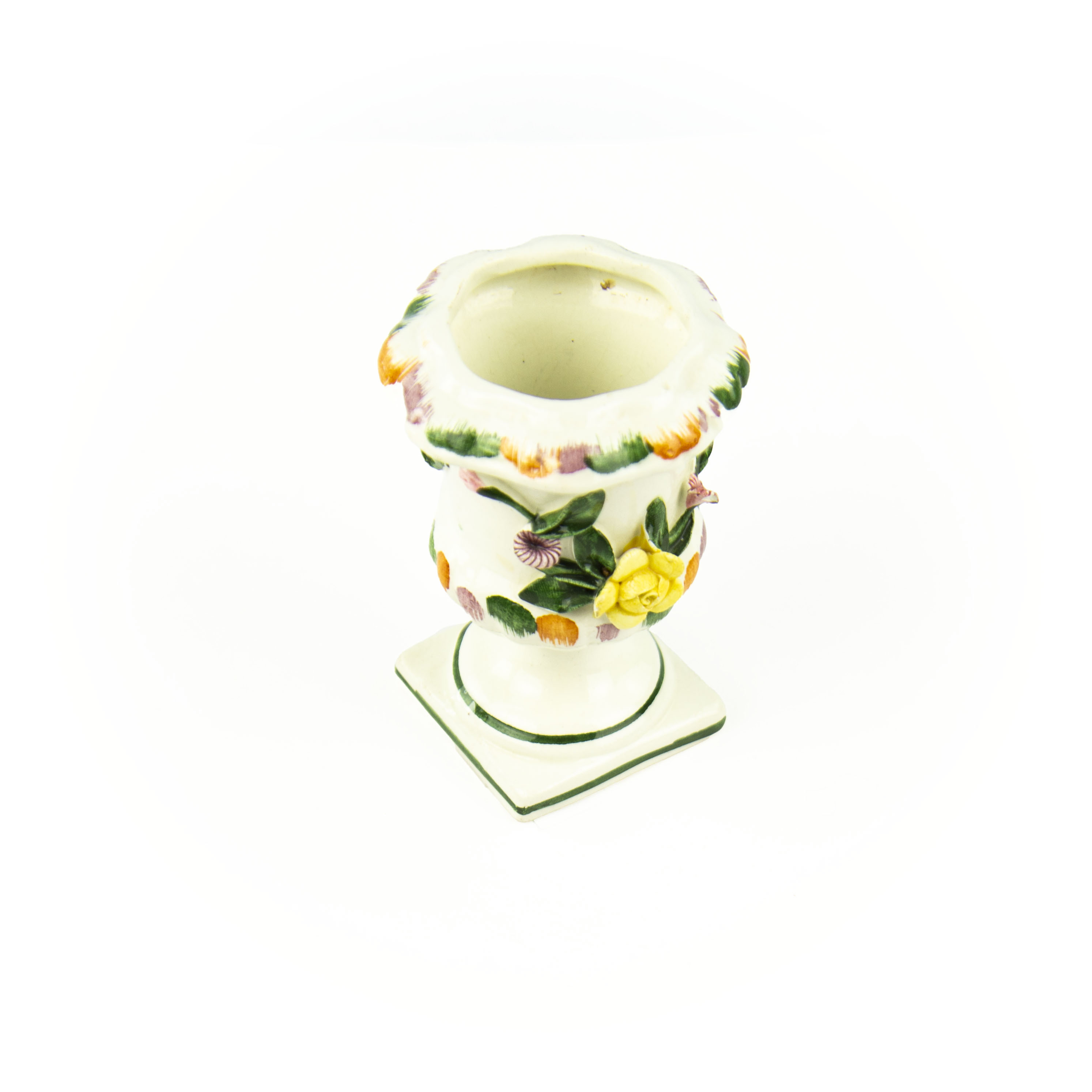 Voir photo 2 de Petit vase orné de fleurs sculptées rose orange et vert Petit vase orné de fleurs sculptées rose orange et vert reconditionné photo 2
