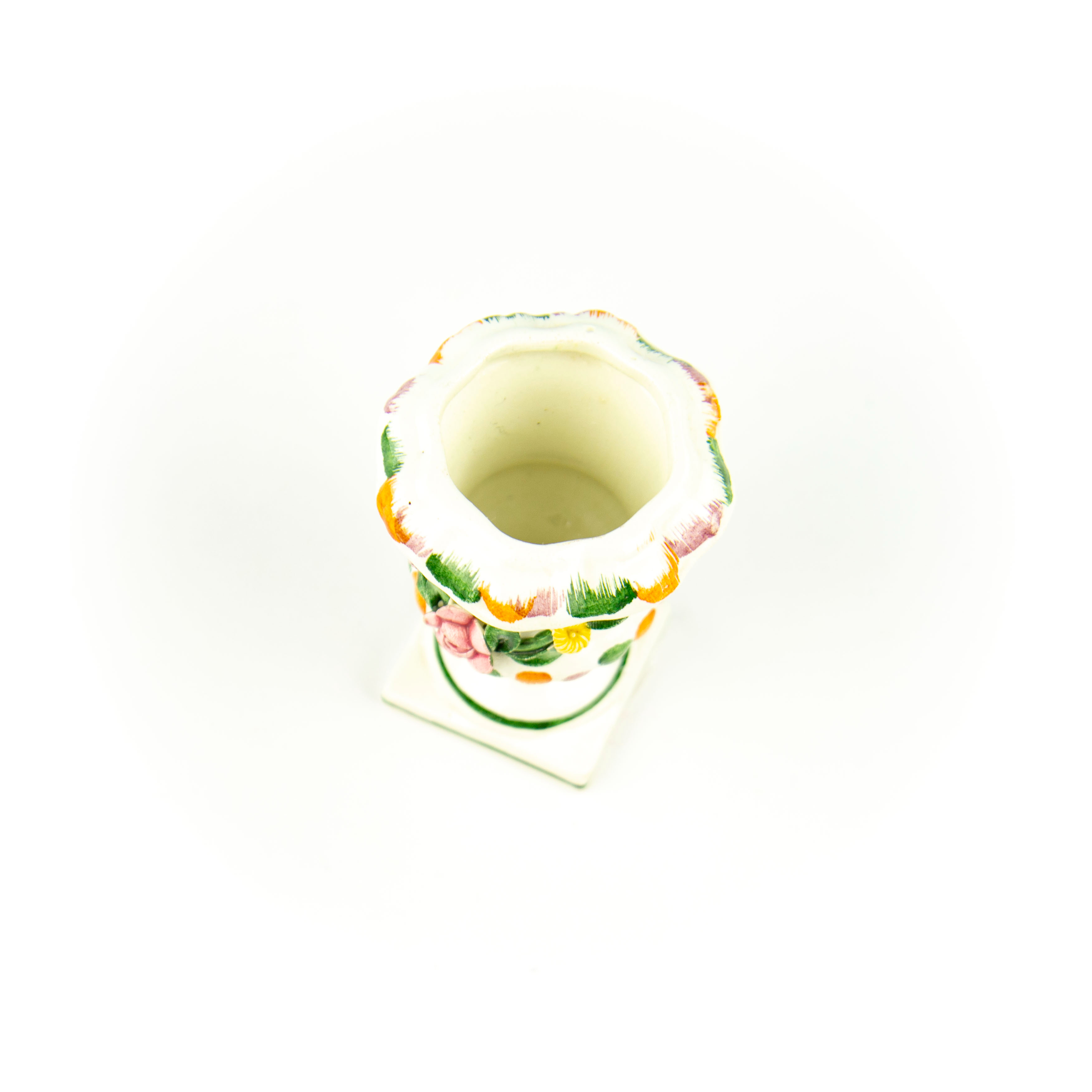 Voir photo 4 de Petit vase orné de fleurs sculptées rose orange et vert Petit vase orné de fleurs sculptées rose orange et vert reconditionné photo 4