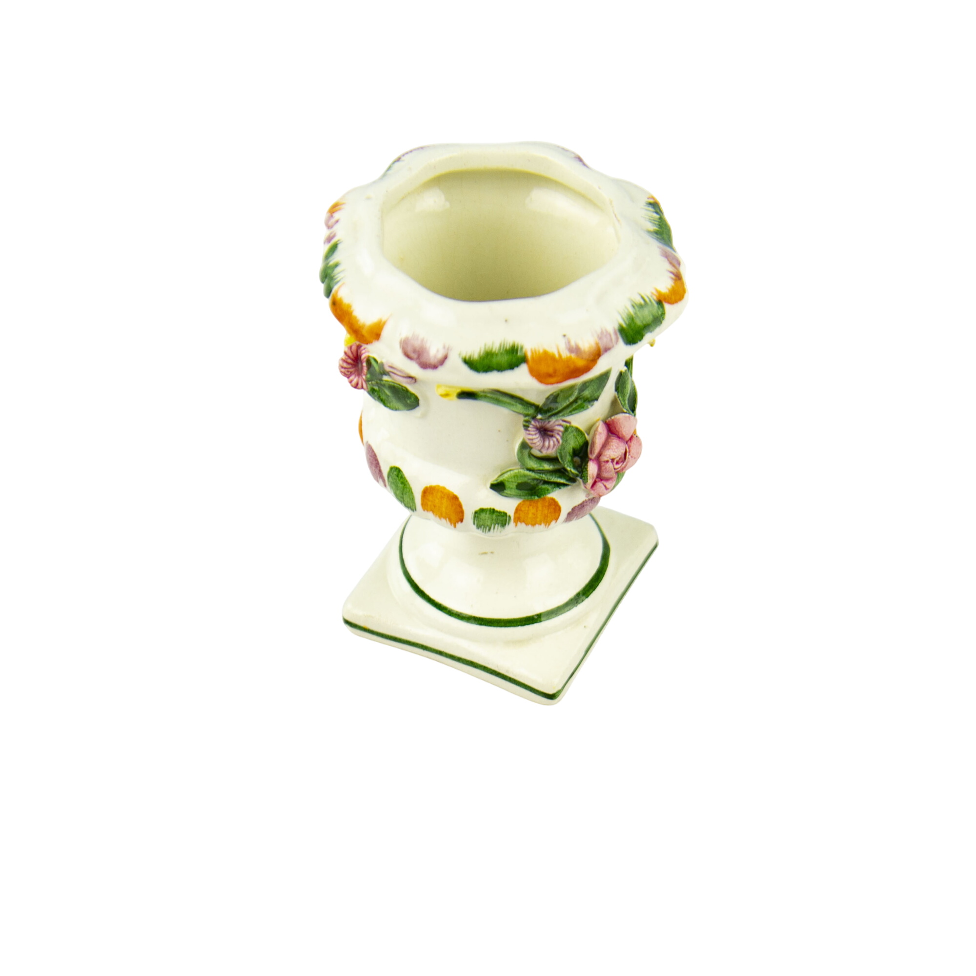 Acheter Petit vase orné de fleurs sculptées rose orange et vert - 10,00 € Petit vase orné de fleurs sculptées rose orange et vert reconditionné disponible sur Label Emmaüs
