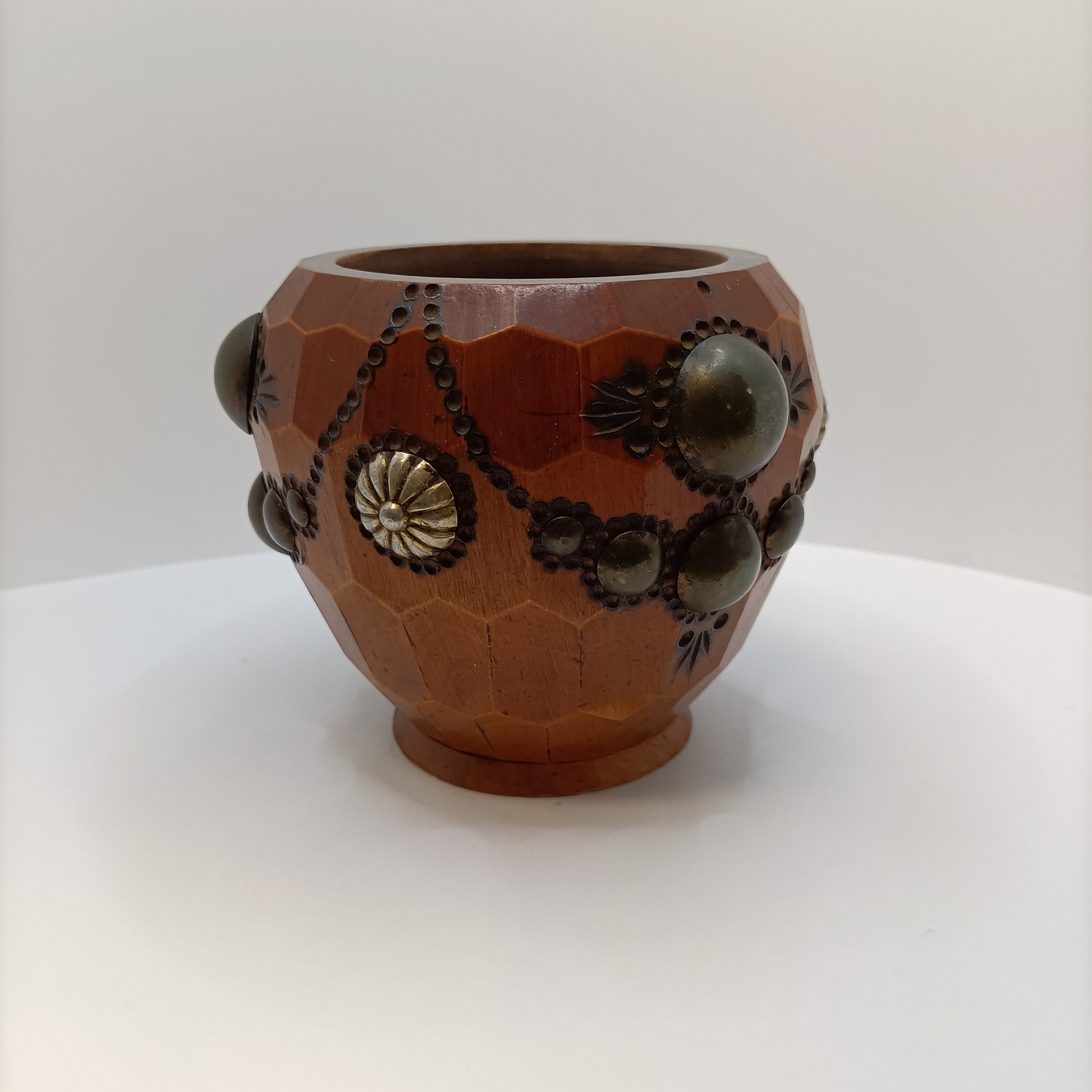 Voir photo 6 de Petit vase pot en bois sculpté clouté déco artisanale vintage Petit vase pot en bois sculpté clouté déco artisanale vintage Très bon état reconditionné photo 6