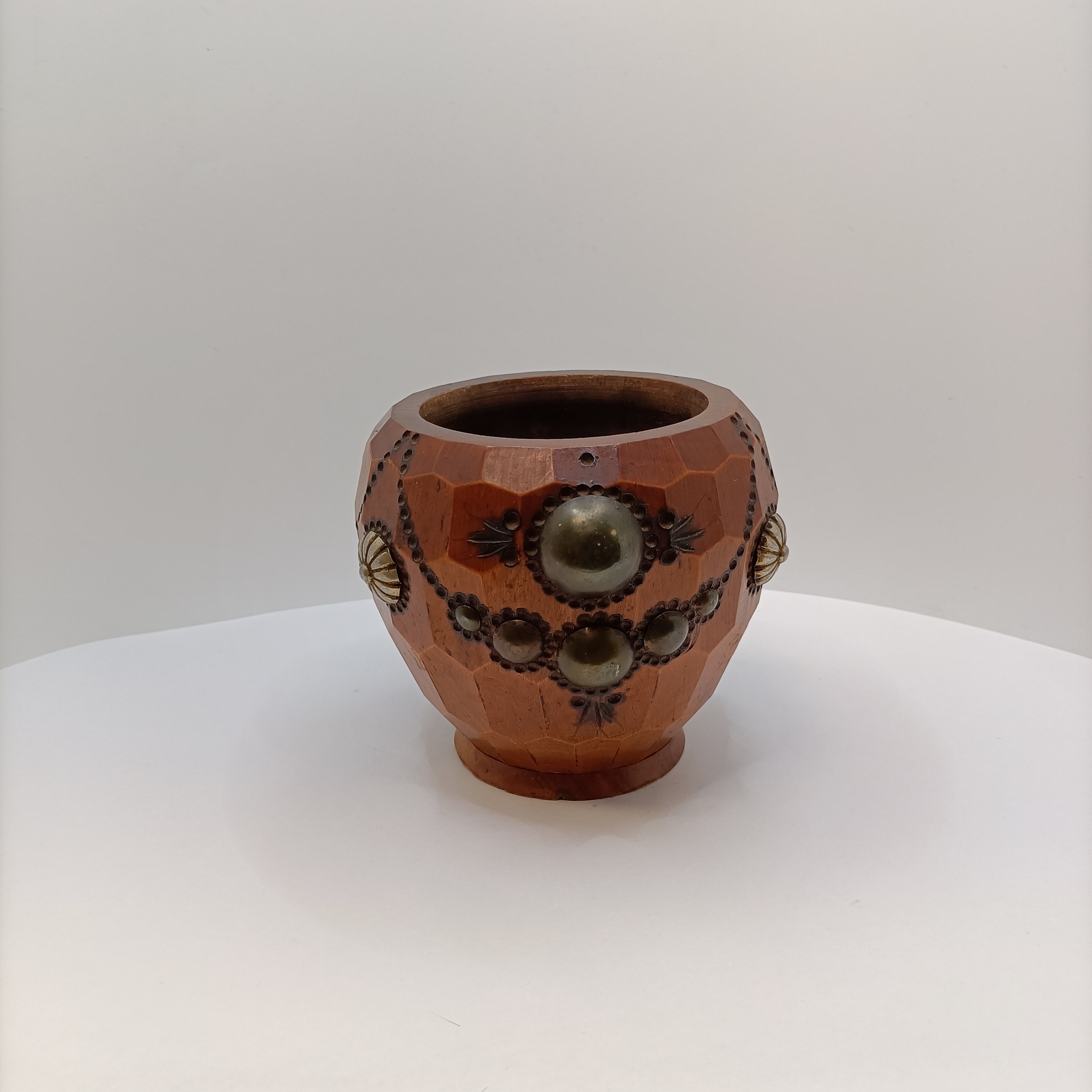 Voir photo 7 de Petit vase pot en bois sculpté clouté déco artisanale vintage Petit vase pot en bois sculpté clouté déco artisanale vintage Très bon état reconditionné photo 7