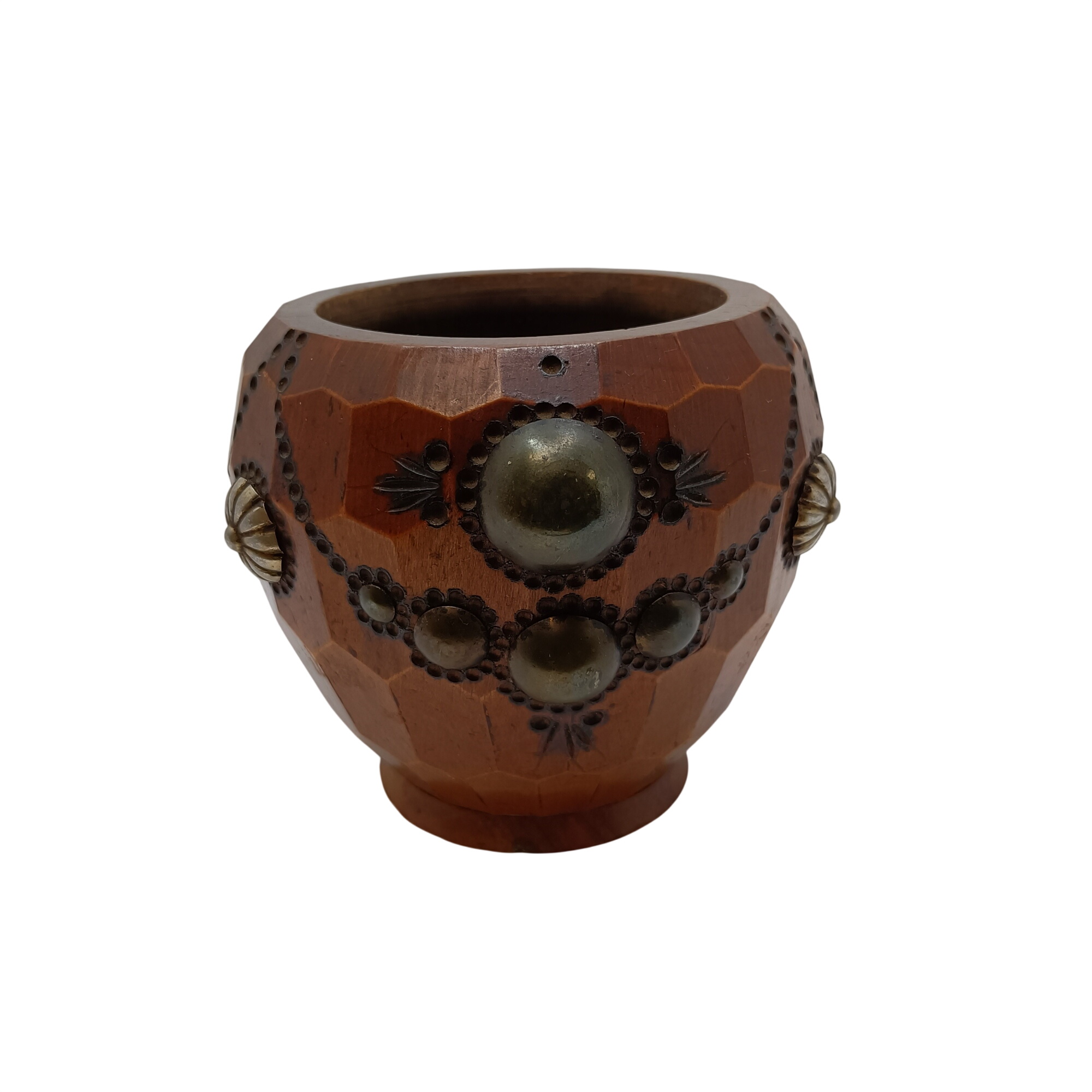 Acheter Petit vase pot en bois sculpté clouté déco artisanale vintage Très bon état - 11,00 € Petit vase pot en bois sculpté clouté déco artisanale vintage Très bon état reconditionné disponible sur Label Emmaüs