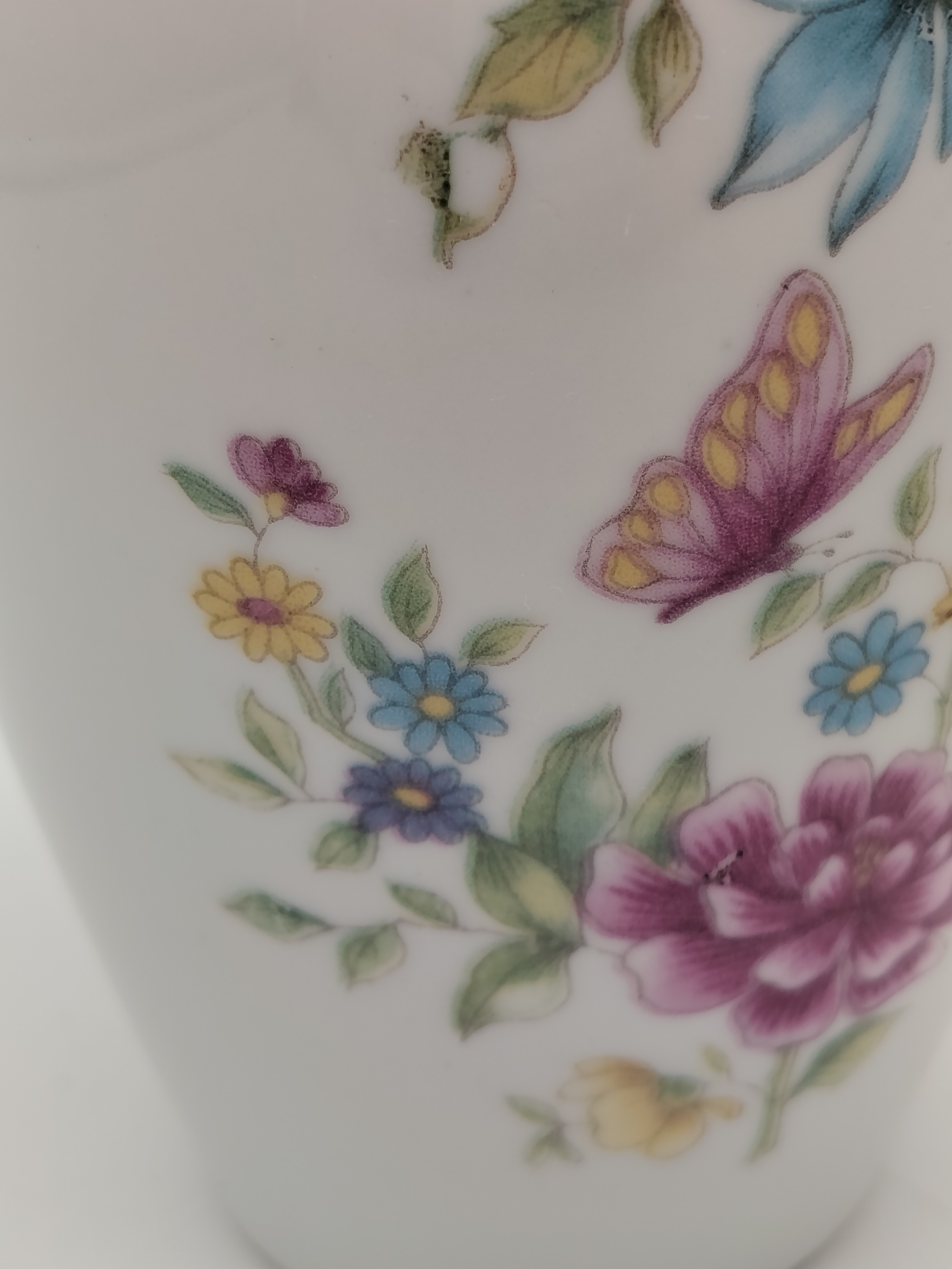Voir photo 3 de Petit vase printanier en porcelaine blanche Petit vase printanier en porcelaine blanche Très bon état reconditionné photo 3