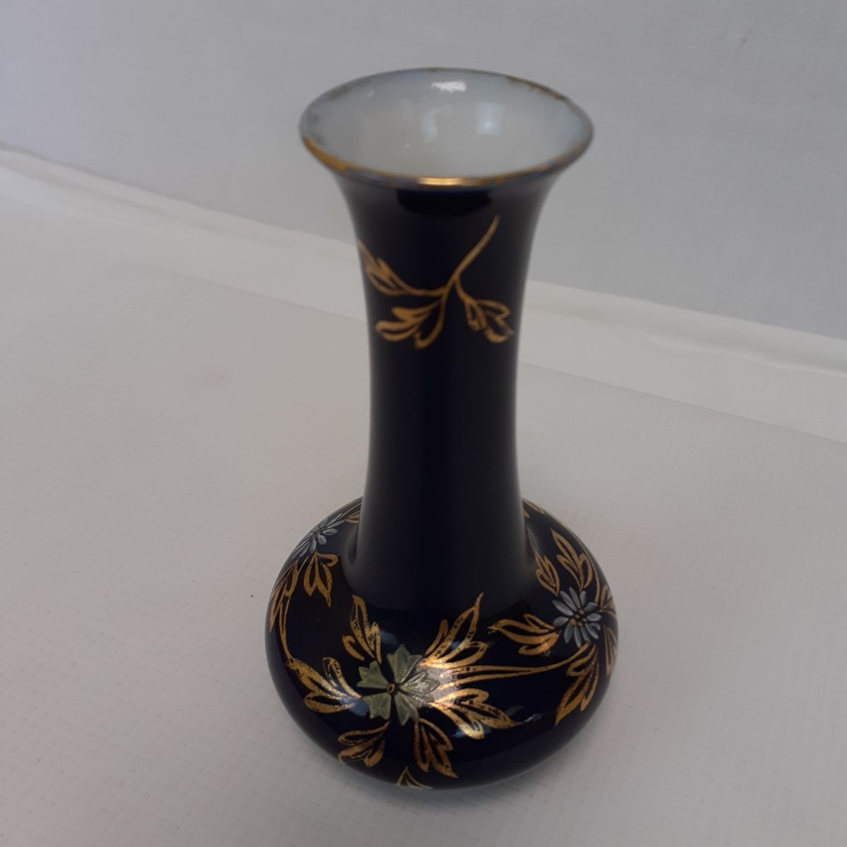Voir photo 2 de Petit vase / soliflore en bleu de fond - Porcelaine de Limoges Petit vase / soliflore en bleu de fond - Porcelaine de Limoges Très bon état reconditionné photo 2