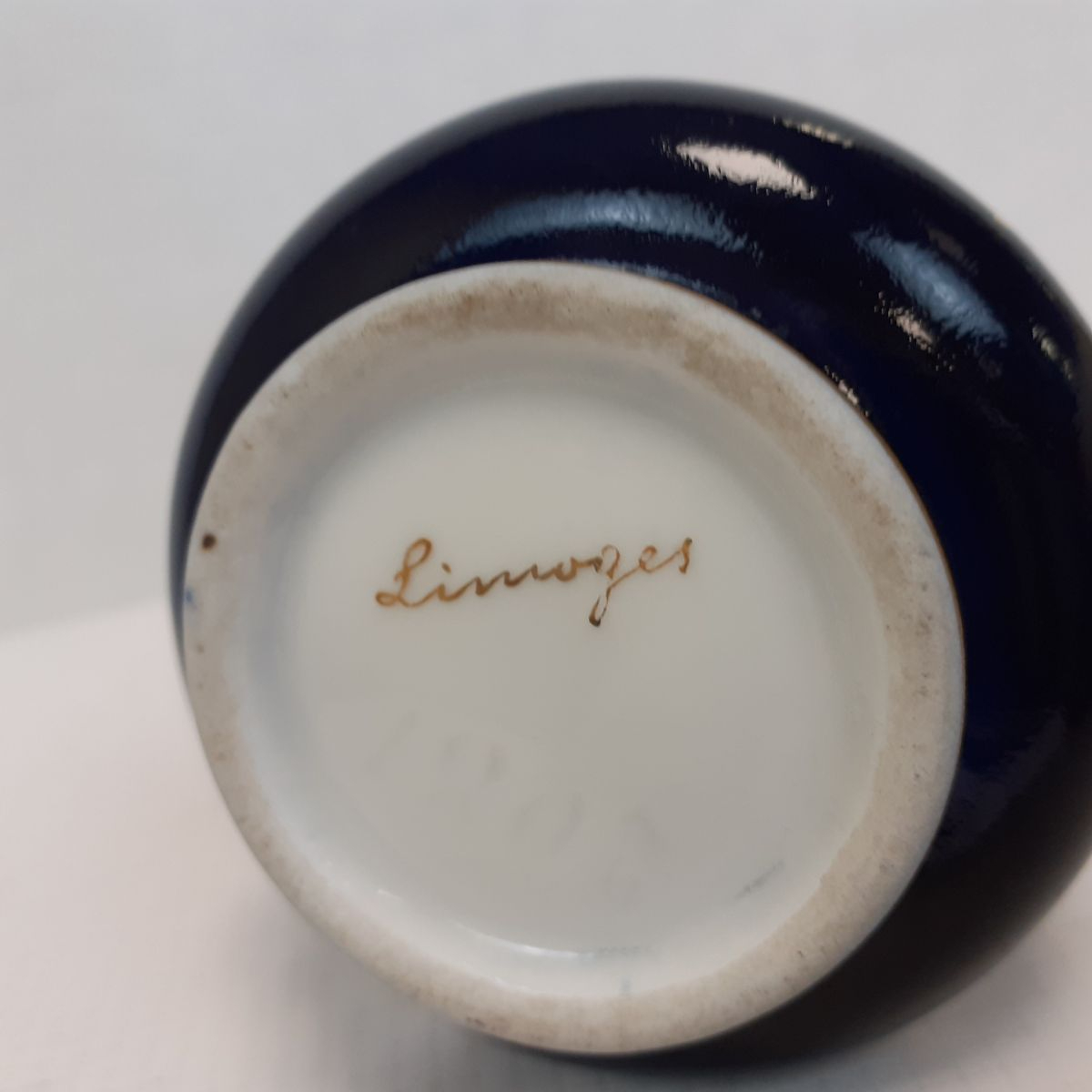 Voir photo 3 de Petit vase / soliflore en bleu de fond - Porcelaine de Limoges Petit vase / soliflore en bleu de fond - Porcelaine de Limoges Très bon état reconditionné photo 3
