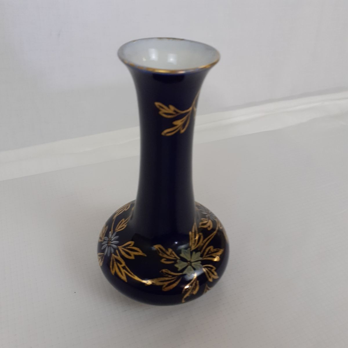 Voir photo 5 de Petit vase / soliflore en bleu de fond - Porcelaine de Limoges Petit vase / soliflore en bleu de fond - Porcelaine de Limoges Très bon état reconditionné photo 5
