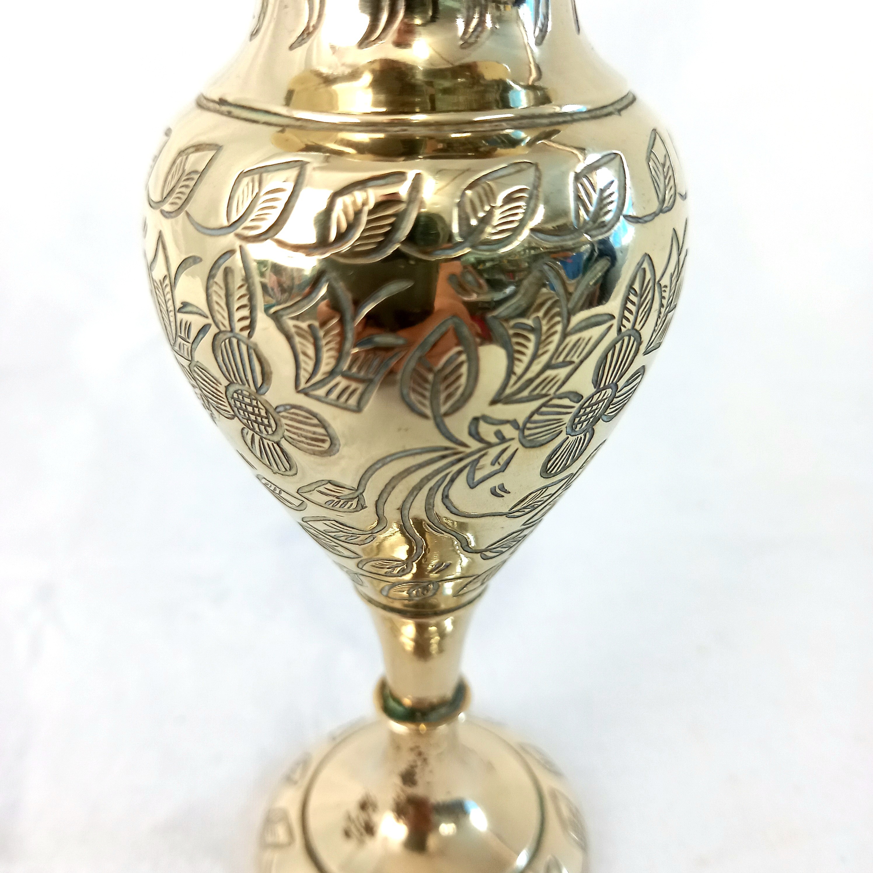 Voir photo 2 de Petit vase soliflore sur pied, en bronze doré Petit vase soliflore sur pied, en bronze doré Très bon état reconditionné photo 2