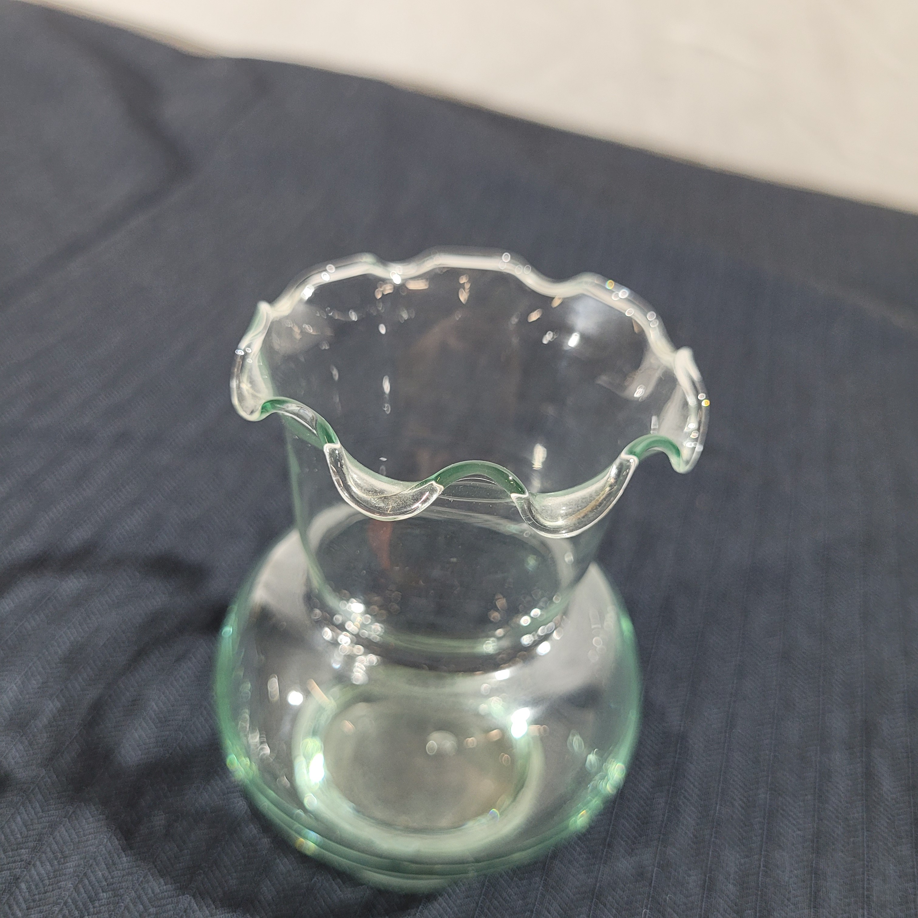 Voir photo 2 de Petit vase soliflore vintage en verre soufflé à col ondulé - H 9,5 cm Petit vase soliflore vintage en verre soufflé à col ondulé - H 9,5 cm Très bon état reconditionné photo 2