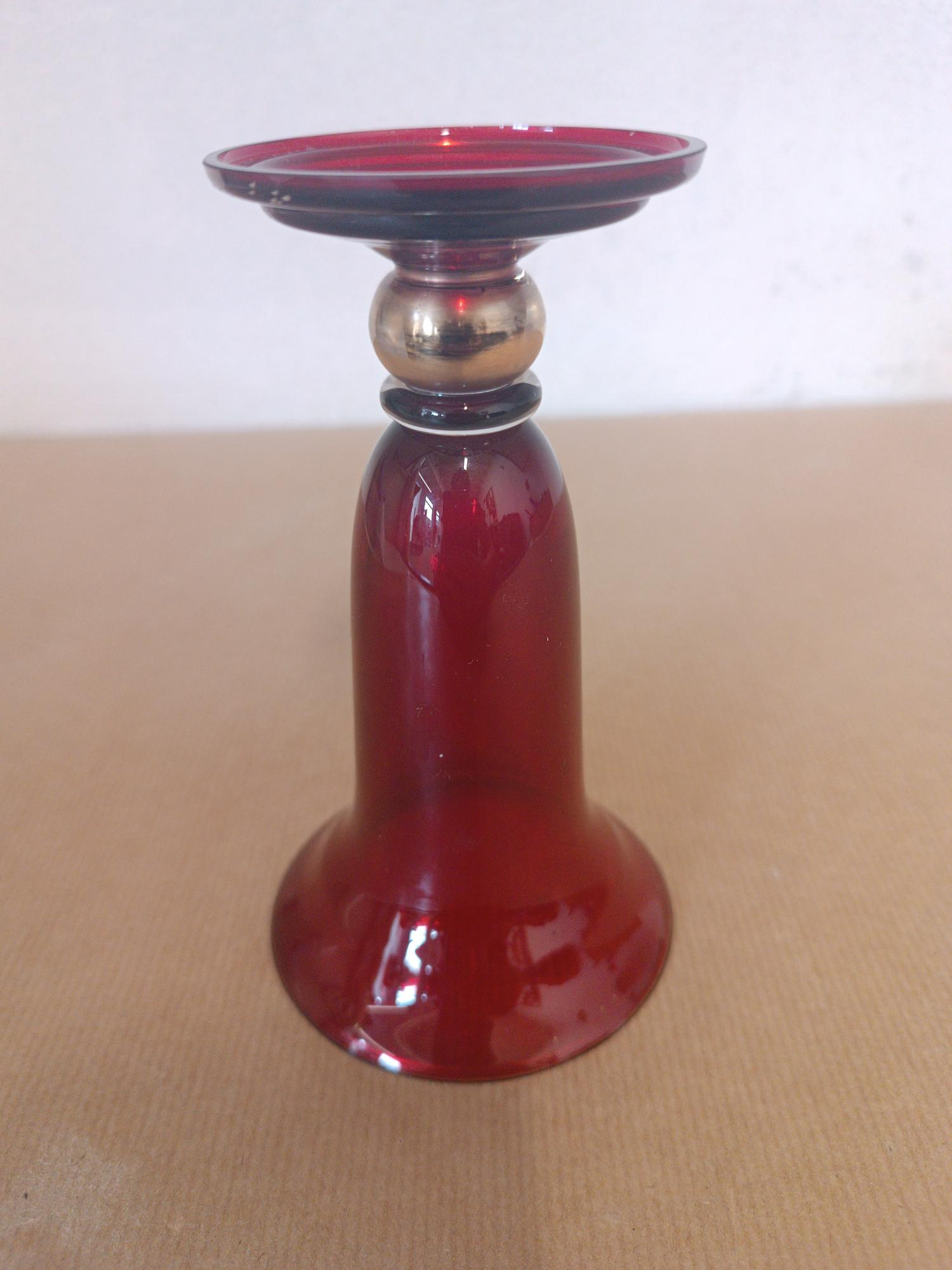 Voir photo 3 de Petit vase sur pied en verre rouge Jean Beck Petit vase sur pied en verre rouge Jean Beck Bon état reconditionné photo 3