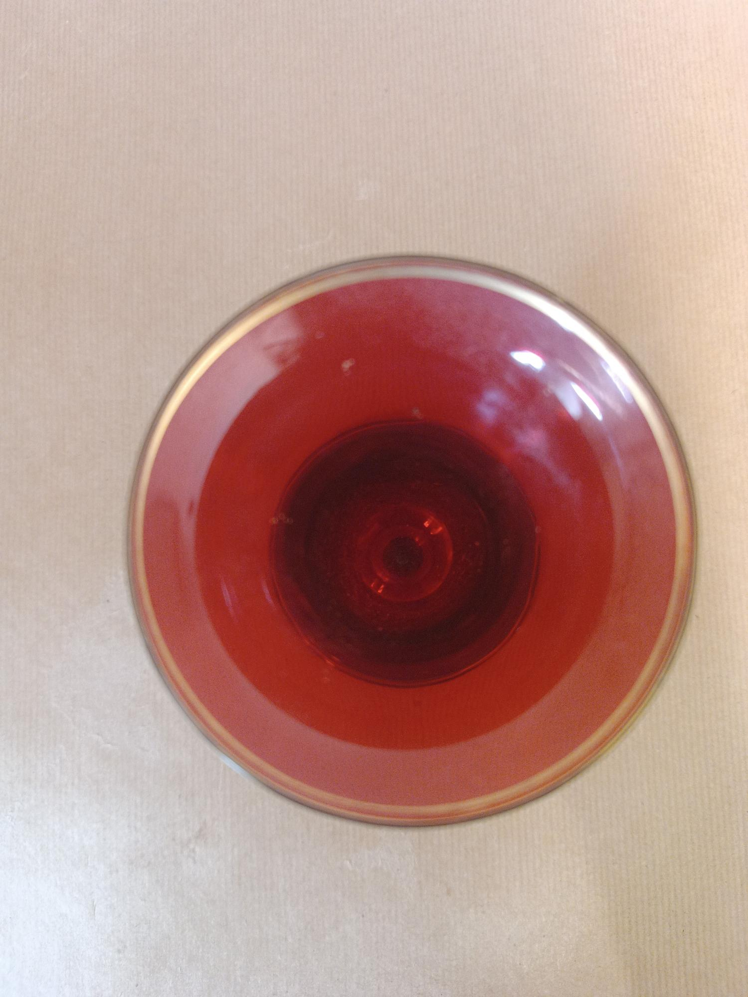 Voir photo 4 de Petit vase sur pied en verre rouge Jean Beck Petit vase sur pied en verre rouge Jean Beck Bon état reconditionné photo 4