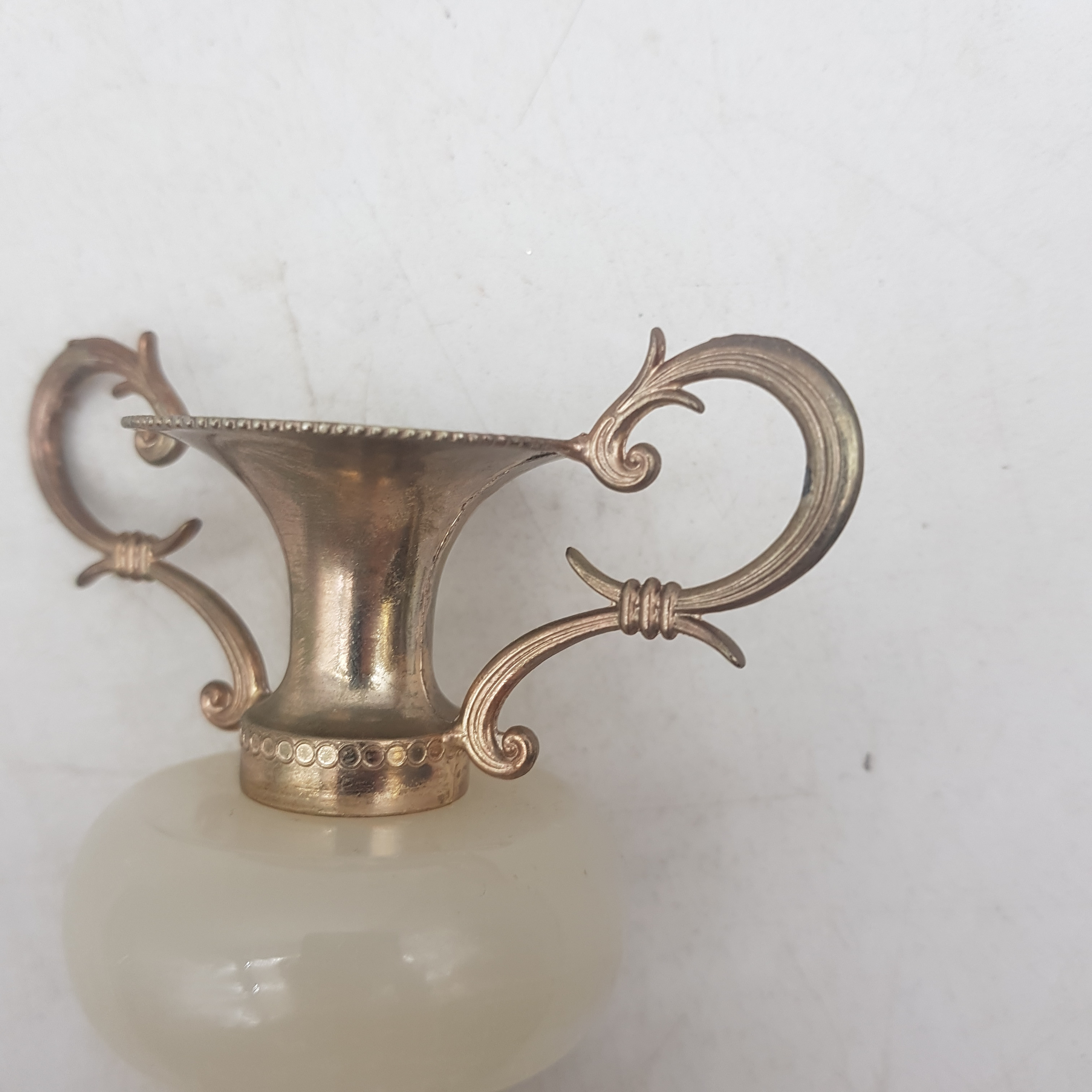 Voir photo 2 de Petit vase vintage en albâtre ou onyx blanc avec anses et base en métal laitonné et travaillé Petit vase vintage en albâtre ou onyx blanc avec anses et base en métal laitonné et travaillé Très bon état reconditionné photo 2