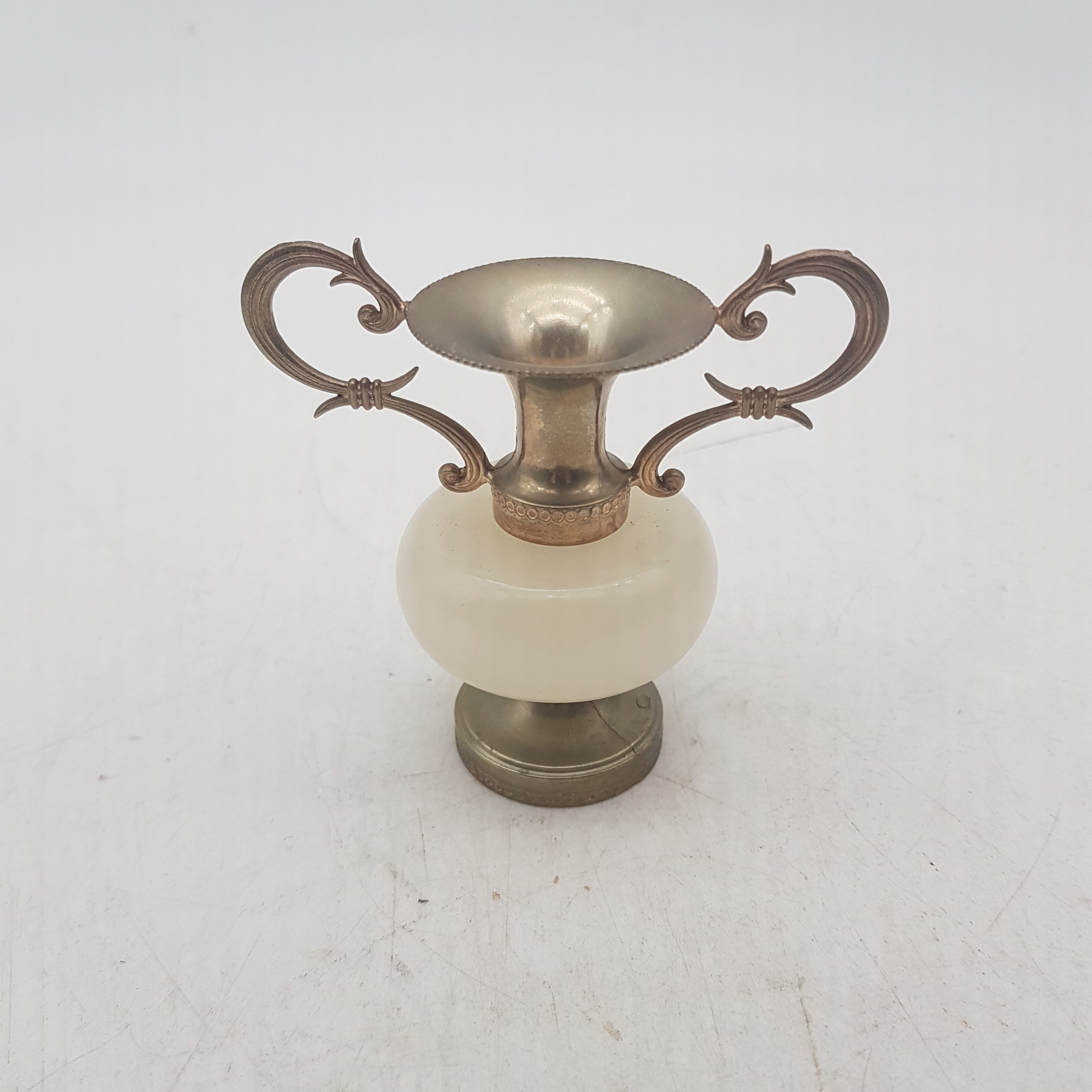 Voir photo 4 de Petit vase vintage en albâtre ou onyx blanc avec anses et base en métal laitonné et travaillé Petit vase vintage en albâtre ou onyx blanc avec anses et base en métal laitonné et travaillé Très bon état reconditionné photo 4