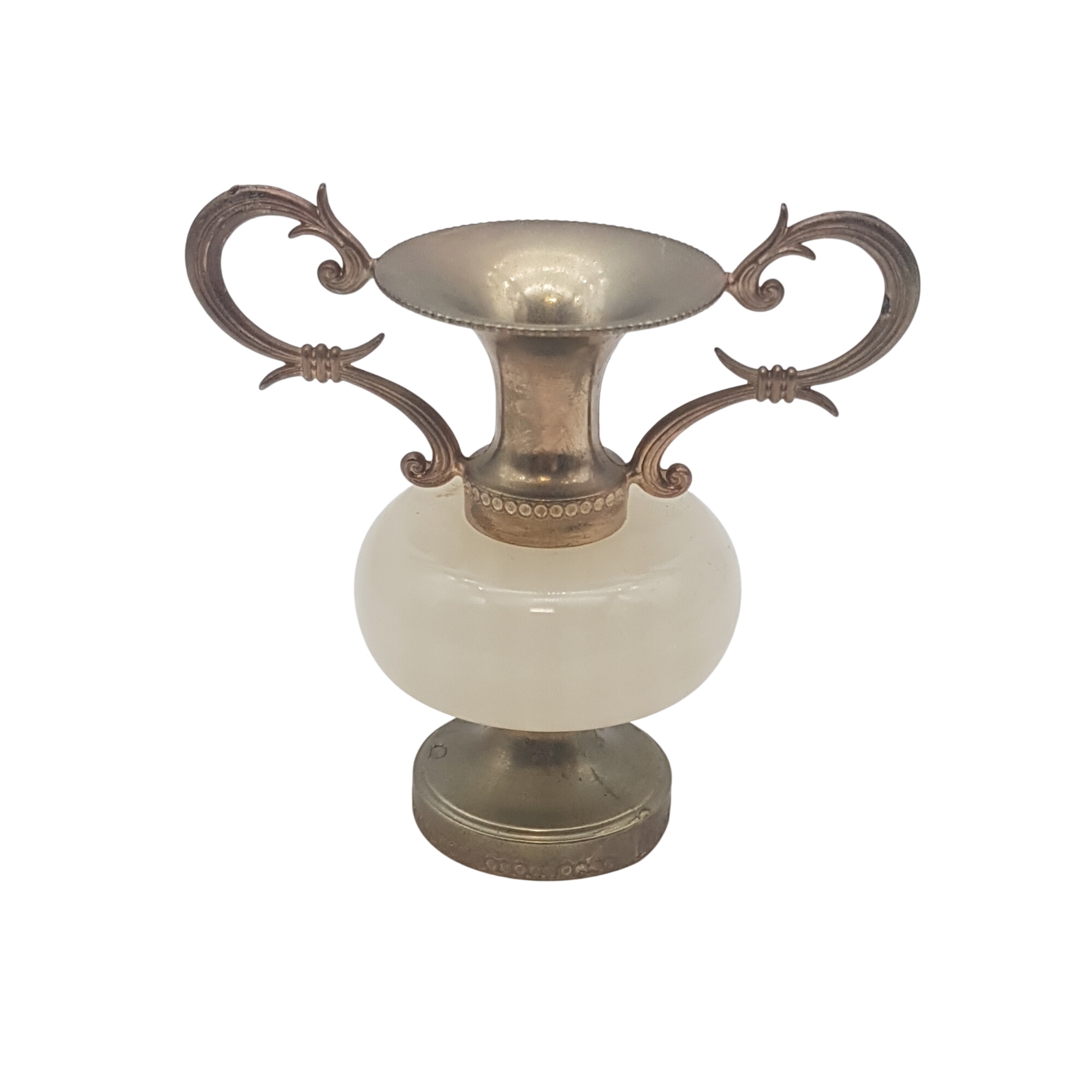 Acheter Petit vase vintage en albâtre ou onyx blanc avec anses et base en métal laitonné et travaillé Très bon état - 10,00 € Petit vase vintage en albâtre ou onyx blanc avec anses et base en métal laitonné et travaillé Très bon état reconditionné disponible sur Label Emmaüs