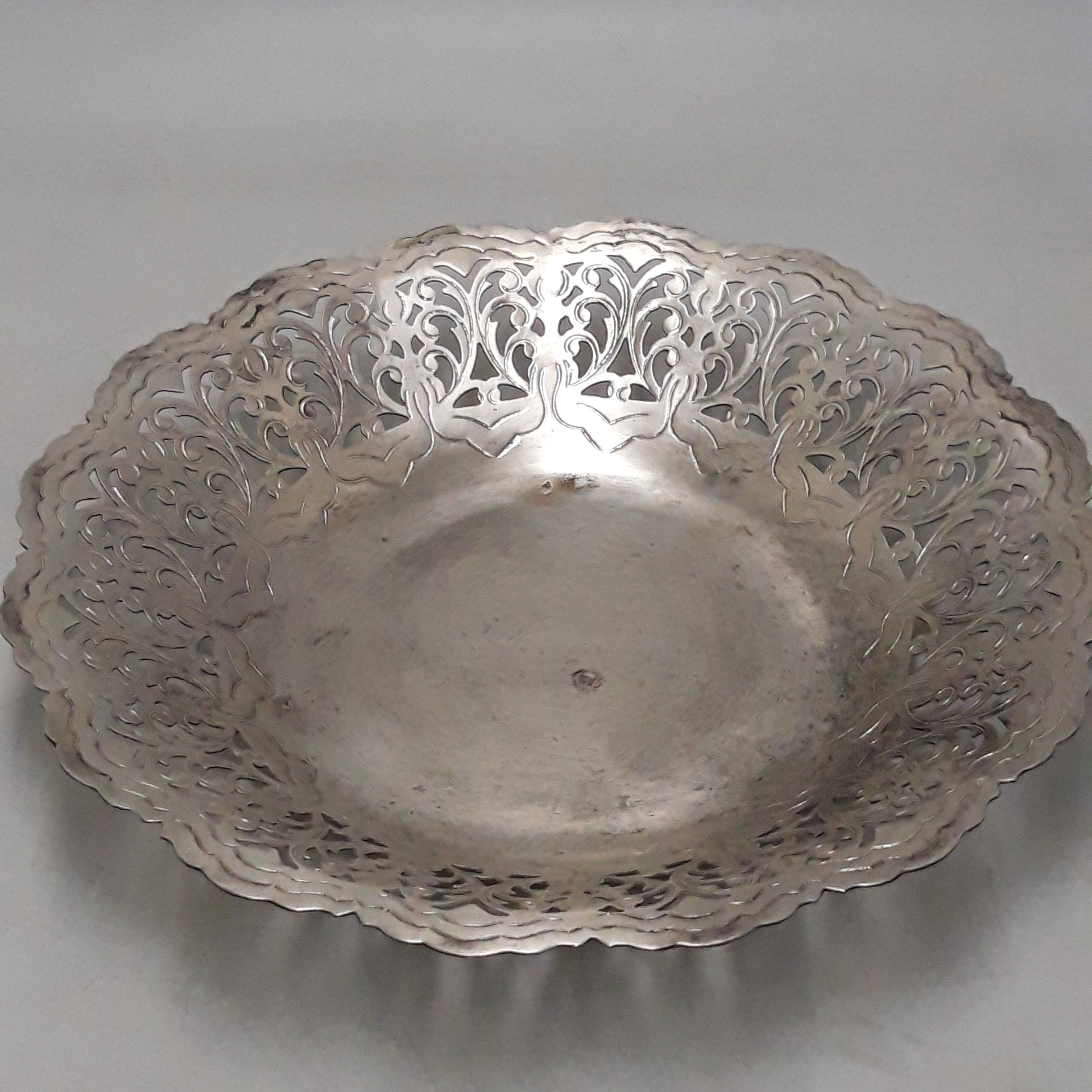 Voir photo 3 de Petite assiette ou vide-poche en métal argenté Petite assiette ou vide-poche en métal argenté Bon état reconditionné photo 3
