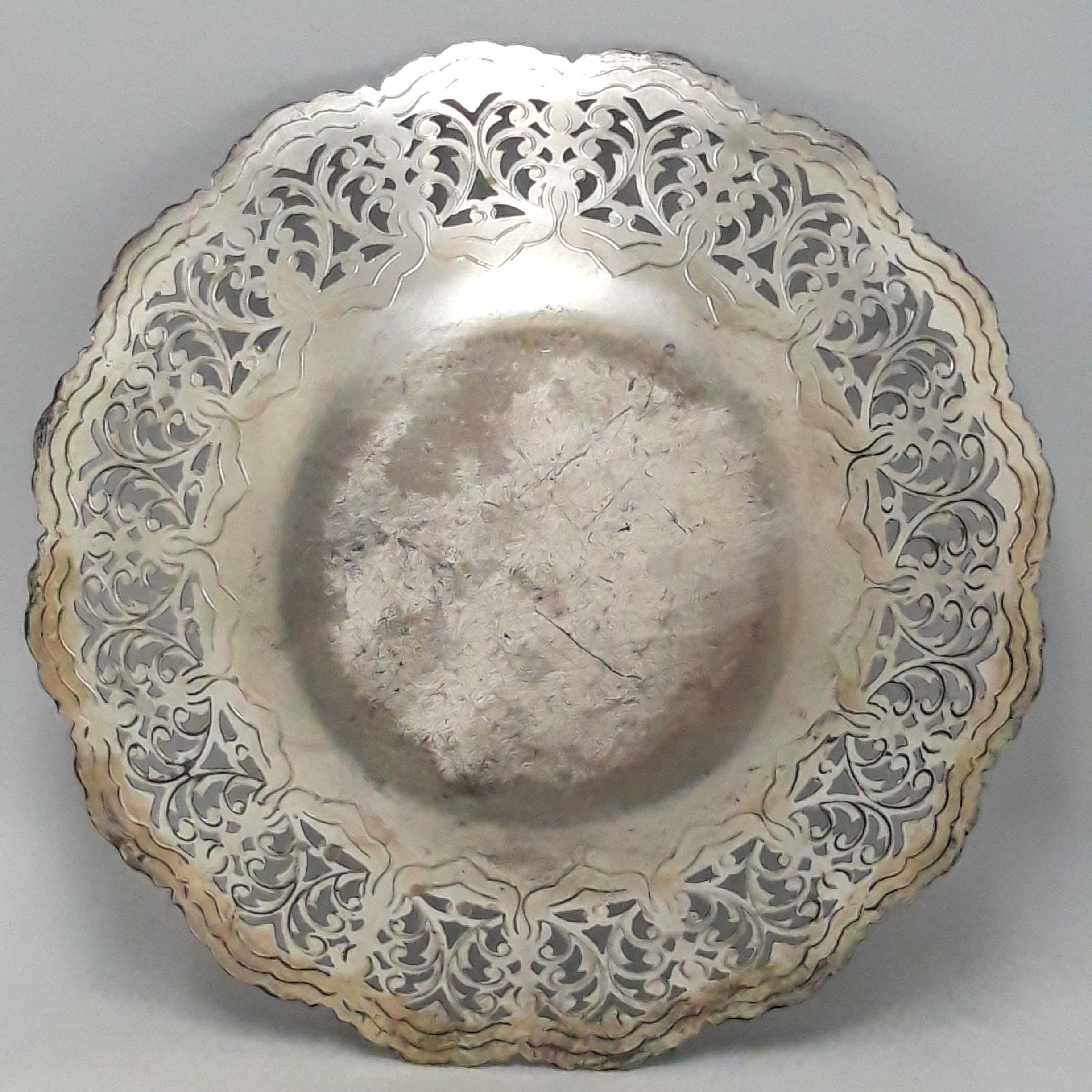 Voir photo 4 de Petite assiette ou vide-poche en métal argenté Petite assiette ou vide-poche en métal argenté Bon état reconditionné photo 4