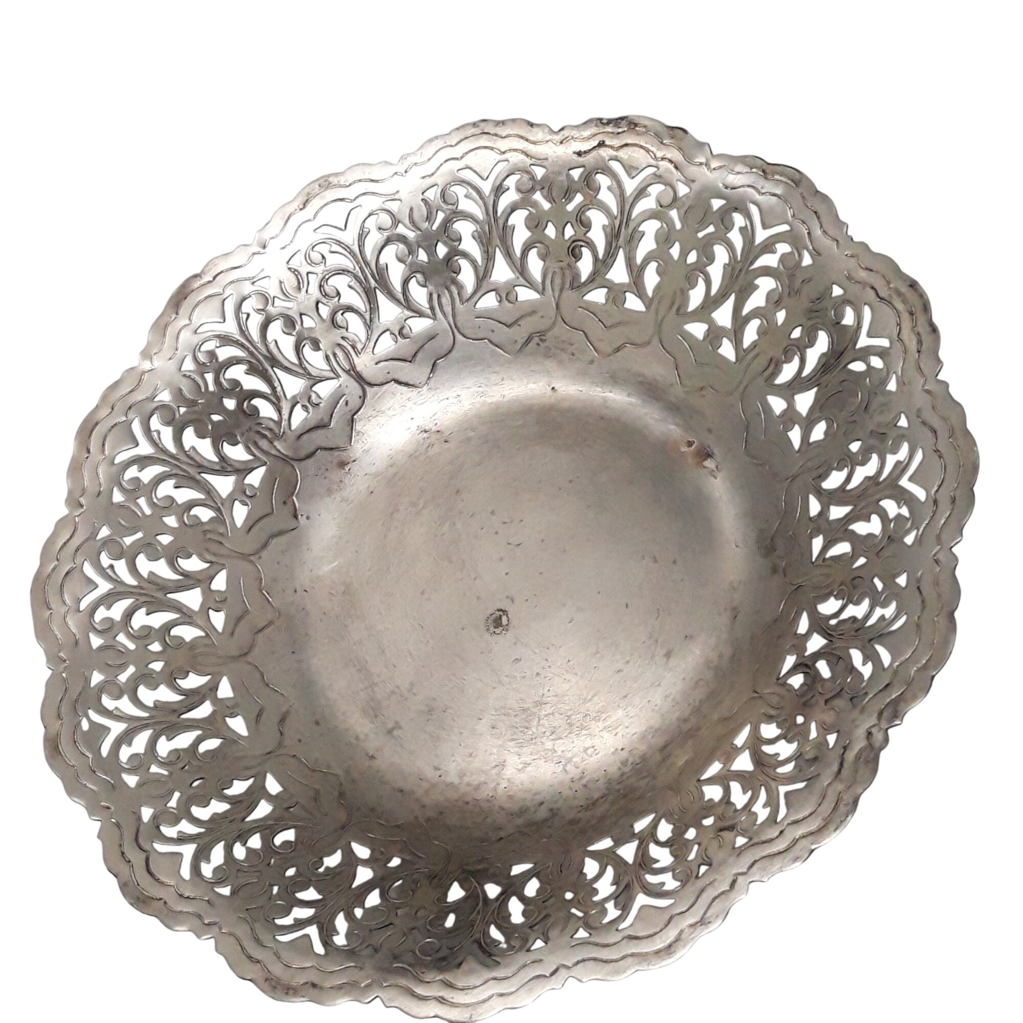 Acheter Petite assiette ou vide-poche en métal argenté Bon état - 12,00 € Petite assiette ou vide-poche en métal argenté Bon état reconditionné disponible sur Label Emmaüs