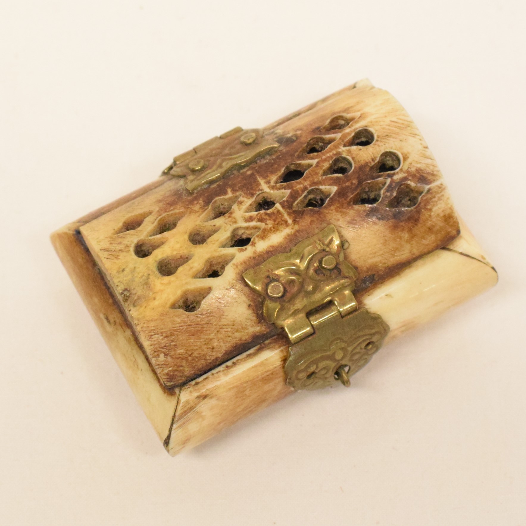 Voir photo 2 de Petite boite à bijoux de style coffret en plaques d'os charnière et fermoir métal Petite boite à bijoux de style coffret en plaques d'os charnière et fermoir métal Bon état reconditionné photo 2