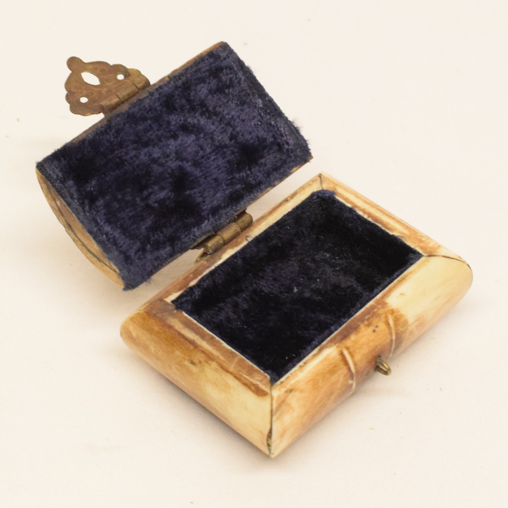 Voir photo 3 de Petite boite à bijoux de style coffret en plaques d'os charnière et fermoir métal Petite boite à bijoux de style coffret en plaques d'os charnière et fermoir métal Bon état reconditionné photo 3