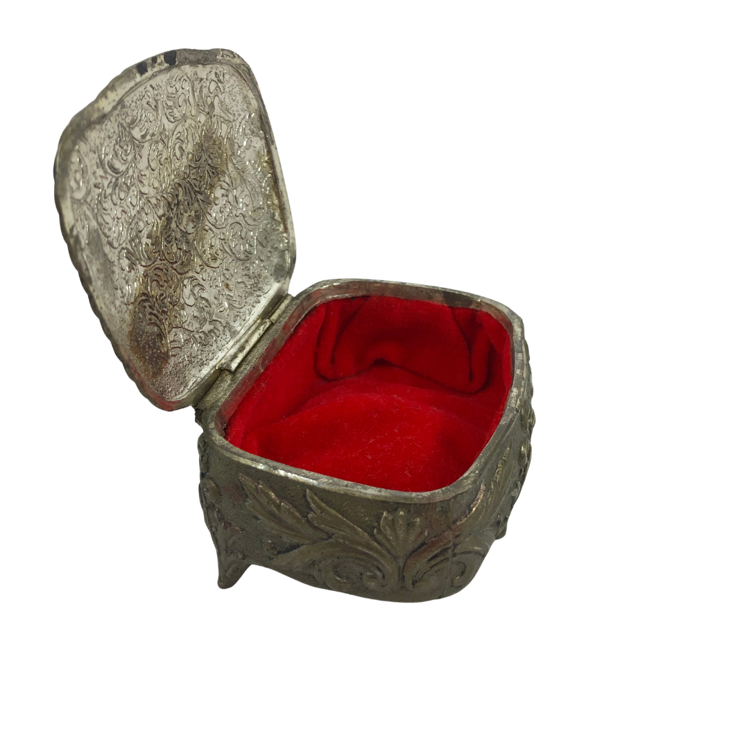Voir photo 2 de Petite Boîte à Bijoux en Métal Ciselé - Intérieur Feutrine Rouge - Style Baroque/Rocaille Petite Boîte à Bijoux en Métal Ciselé - Intérieur Feutrine Rouge - Style Baroque/Rocaille Très bon état reconditionné photo 2