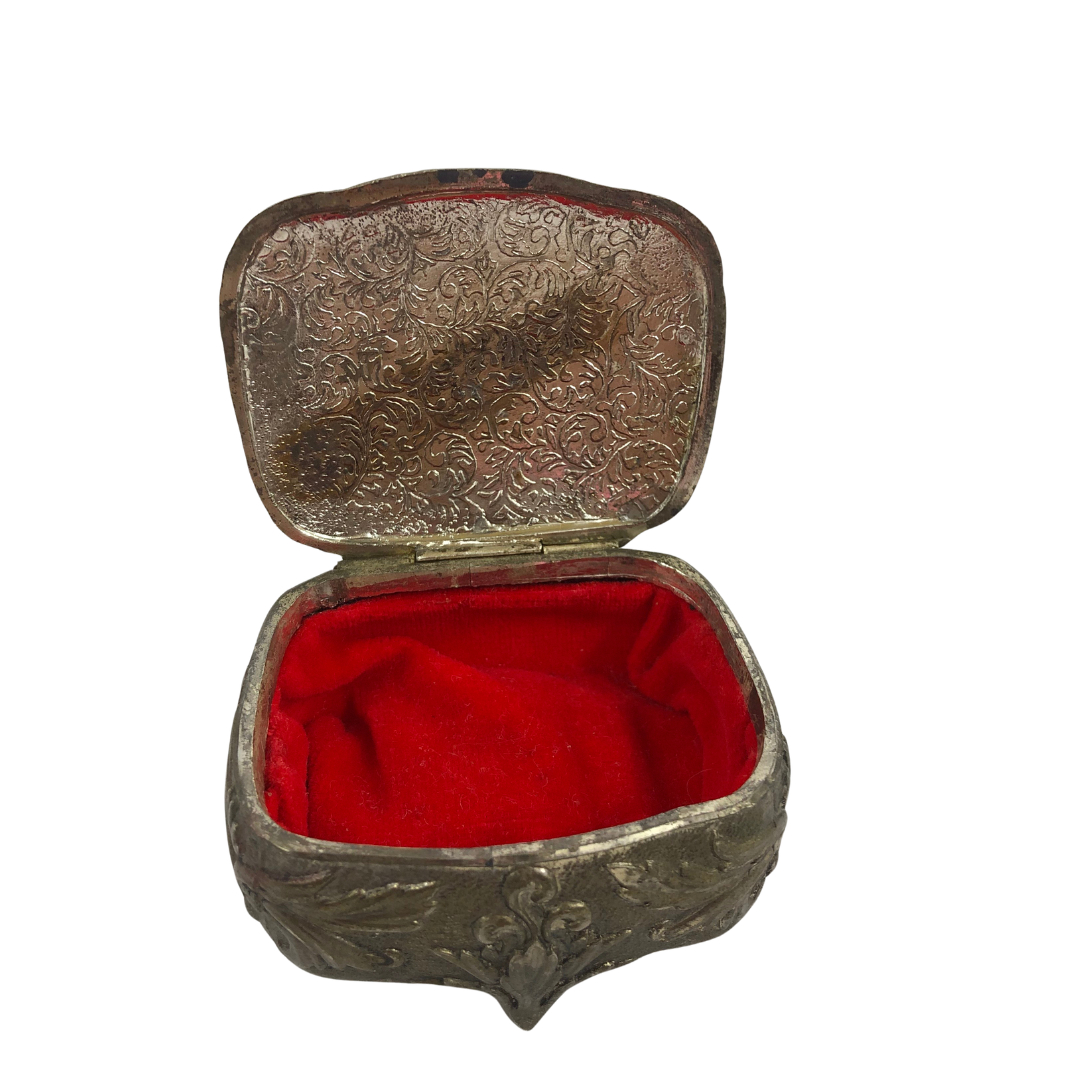 Voir photo 3 de Petite Boîte à Bijoux en Métal Ciselé - Intérieur Feutrine Rouge - Style Baroque/Rocaille Petite Boîte à Bijoux en Métal Ciselé - Intérieur Feutrine Rouge - Style Baroque/Rocaille Très bon état reconditionné photo 3