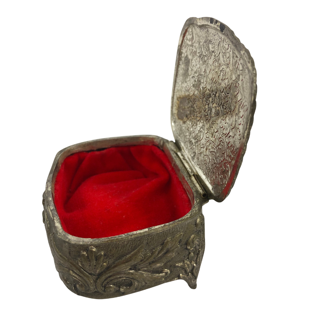 Voir photo 7 de Petite Boîte à Bijoux en Métal Ciselé - Intérieur Feutrine Rouge - Style Baroque/Rocaille Petite Boîte à Bijoux en Métal Ciselé - Intérieur Feutrine Rouge - Style Baroque/Rocaille Très bon état reconditionné photo 7