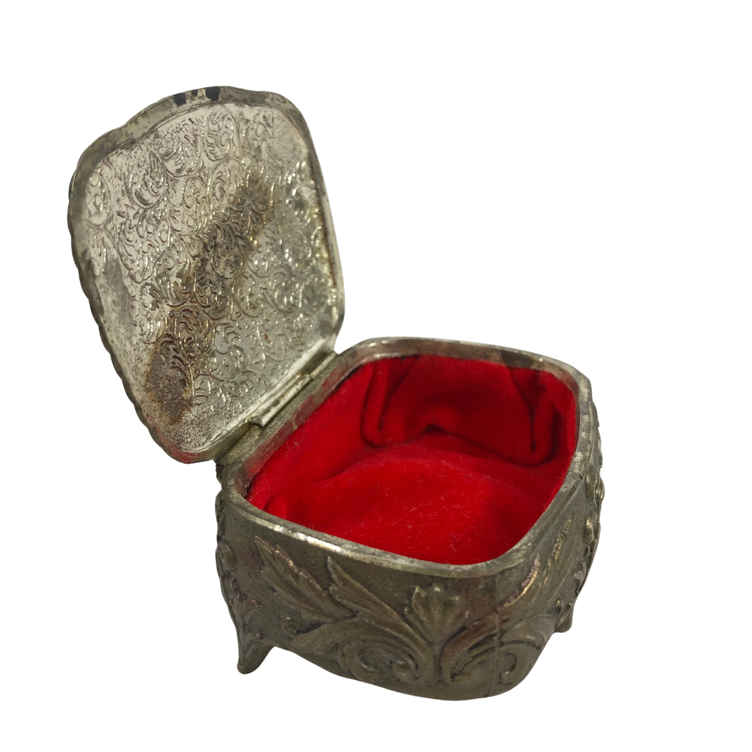 Voir photo 8 de Petite Boîte à Bijoux en Métal Ciselé - Intérieur Feutrine Rouge - Style Baroque/Rocaille Petite Boîte à Bijoux en Métal Ciselé - Intérieur Feutrine Rouge - Style Baroque/Rocaille Très bon état reconditionné photo 8