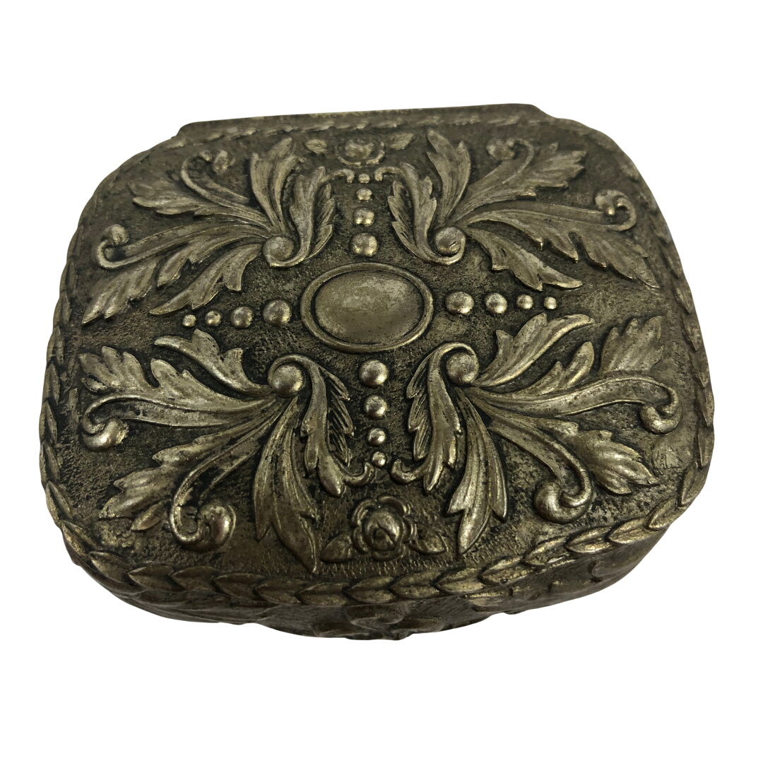 Petite Boîte à Bijoux en Métal Ciselé - Intérieur Feutrine Rouge - Style Baroque/Rocaille Très bon état - 10,00 € Petite Boîte à Bijoux en Métal Ciselé - Intérieur Feutrine Rouge - Style Baroque/Rocaille Très bon état reconditionné disponible sur Label Emmaüs