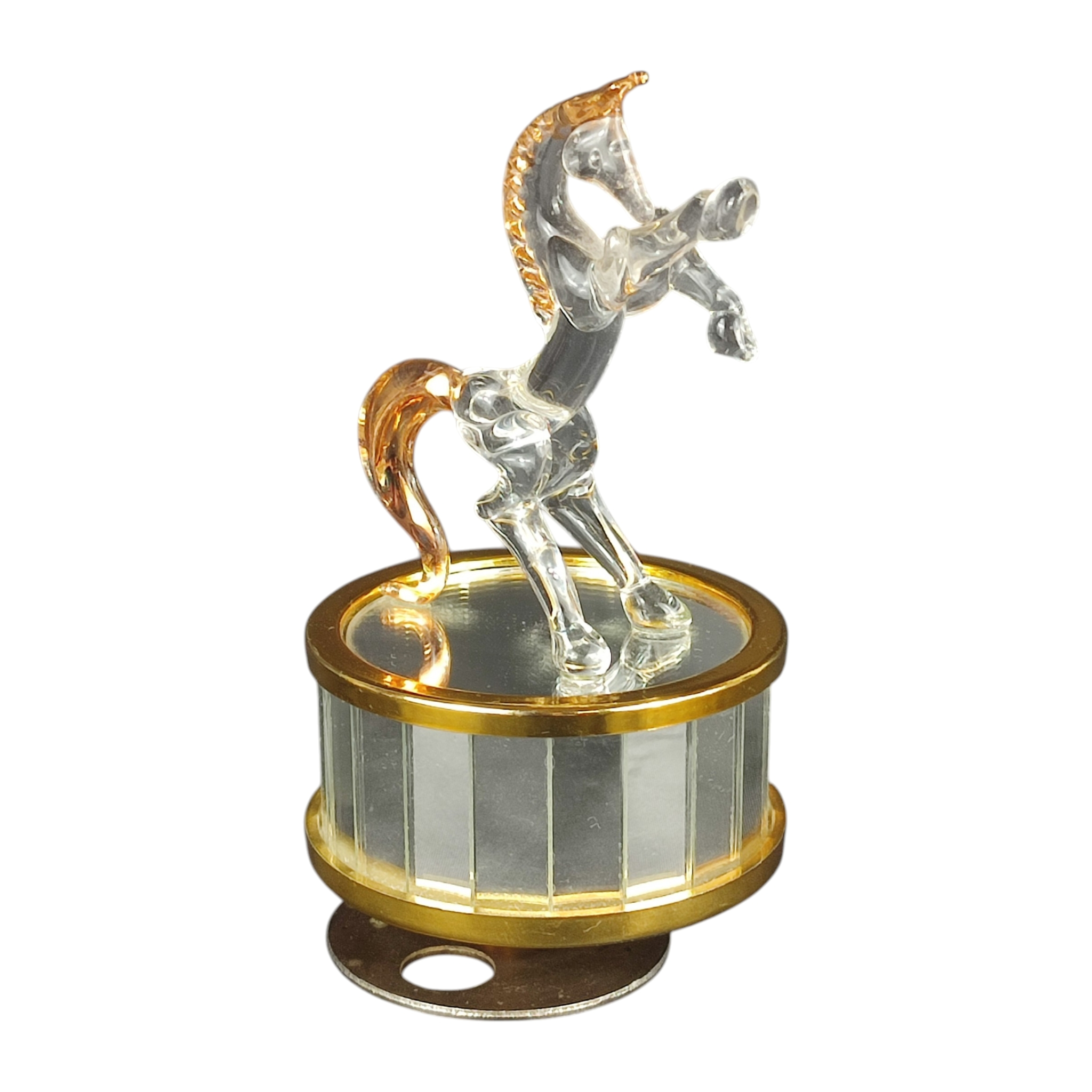 Petite boîte à musique vintage – Sculpture de cheval cambré en verre – Support en métal doré et miroirs – Mélodie « Le Lac des cygnes » Bon état - 15,00 € Petite boîte à musique vintage – Sculpture de cheval cambré en verre – Support en métal doré et miroirs – Mélodie « Le Lac des cygnes » Bon état reconditionné disponible sur Label Emmaüs