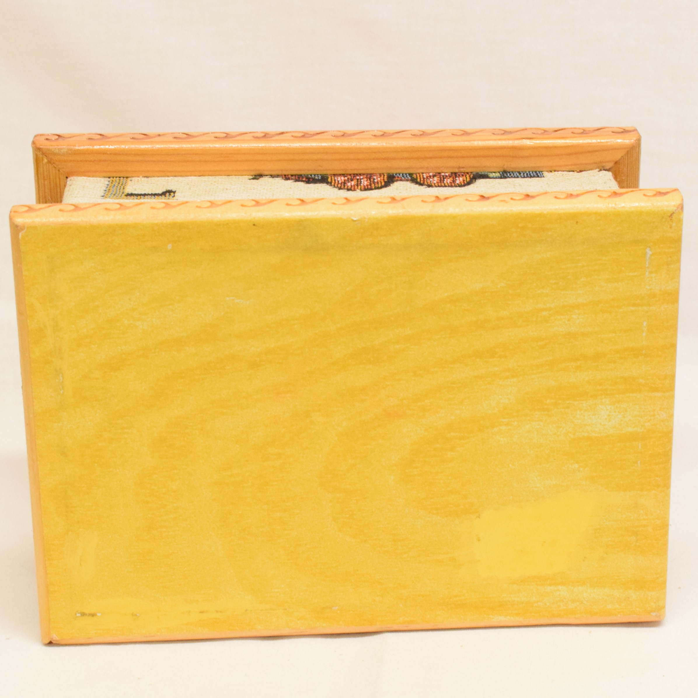 Voir photo 6 de Petite boite pour couturière en bois vernis à habillage de style canevas Petite boite pour couturière en bois vernis à habillage de style canevas Bon état reconditionné photo 6