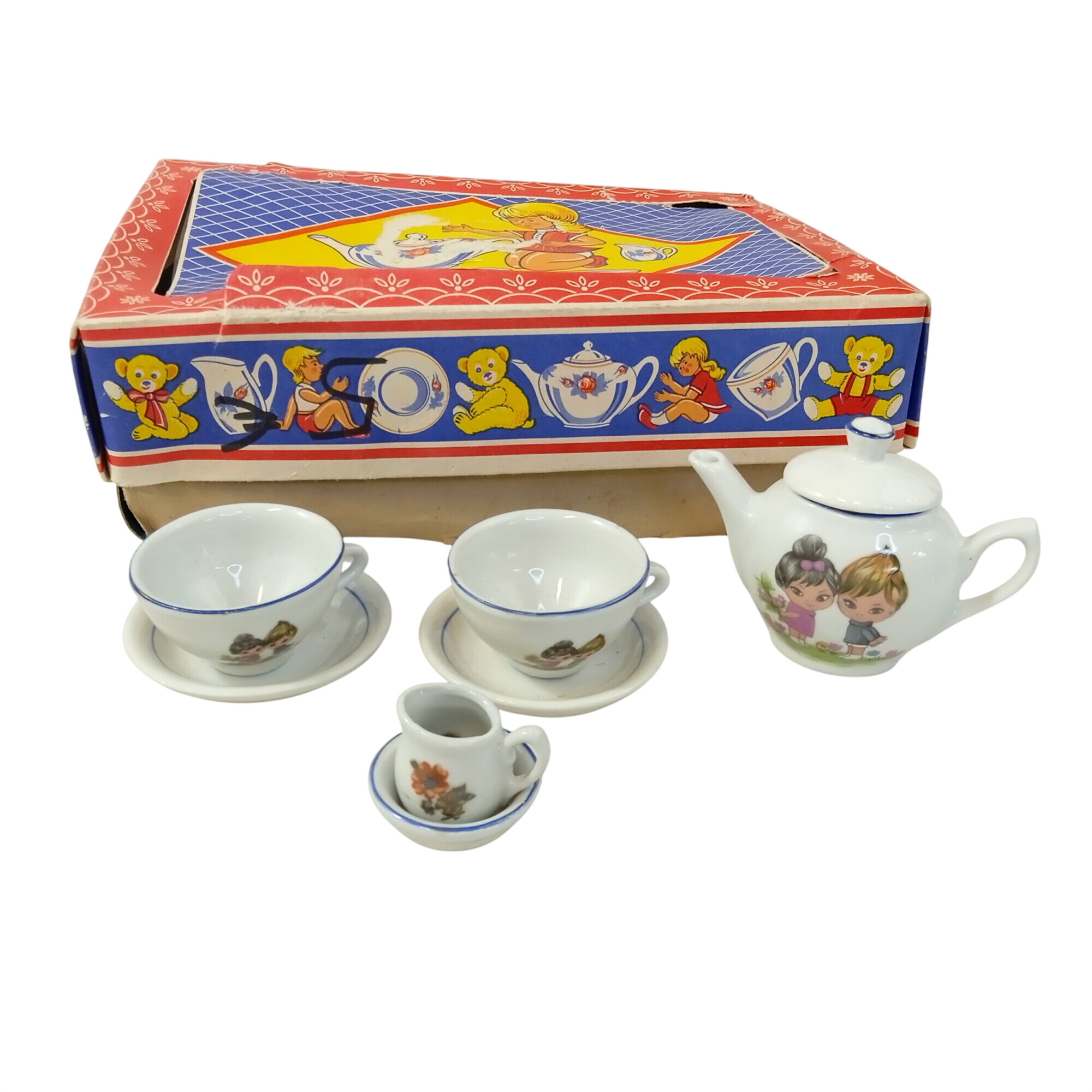 Petite DINETTE porcelaine service à thé fleuri 1960s avec boite Très bon état - 17,60 € Petite DINETTE porcelaine service à thé fleuri 1960s avec boite Très bon état reconditionné disponible sur Label Emmaüs
