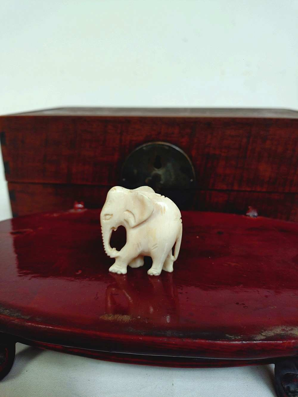 Voir photo 10 de Petite figurine d'un éléphant sculpté dans la matière noble. Petite figurine d'un éléphant sculpté dans la matière noble. Bon état reconditionné photo 10