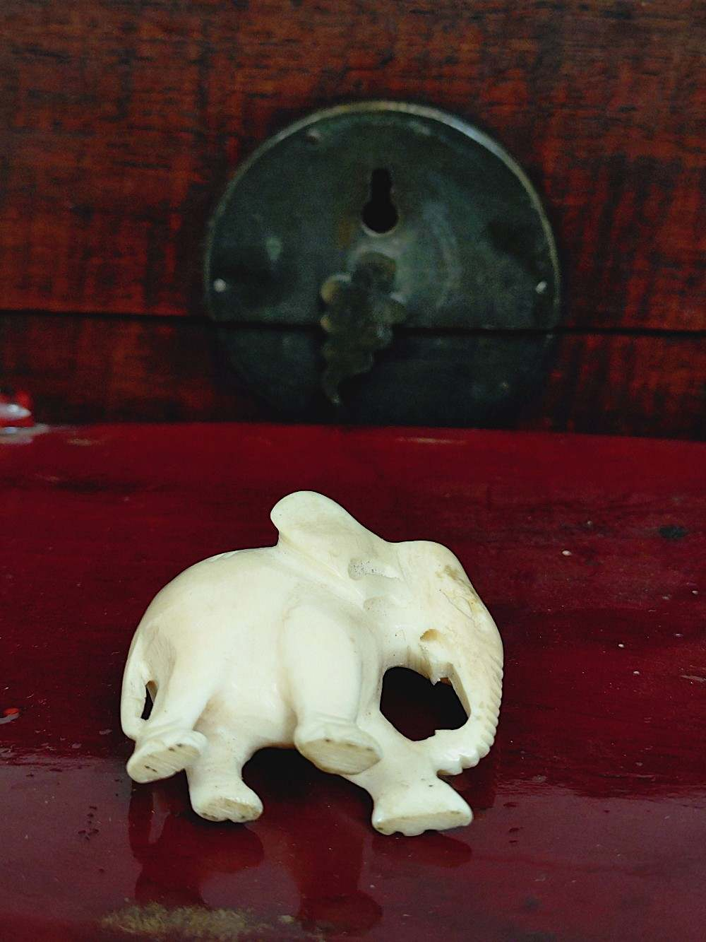 Voir photo 11 de Petite figurine d'un éléphant sculpté dans la matière noble. Petite figurine d'un éléphant sculpté dans la matière noble. Bon état reconditionné photo 11