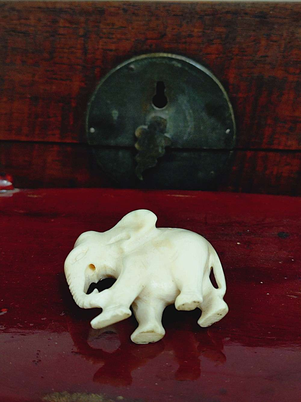 Voir photo 12 de Petite figurine d'un éléphant sculpté dans la matière noble. Petite figurine d'un éléphant sculpté dans la matière noble. Bon état reconditionné photo 12