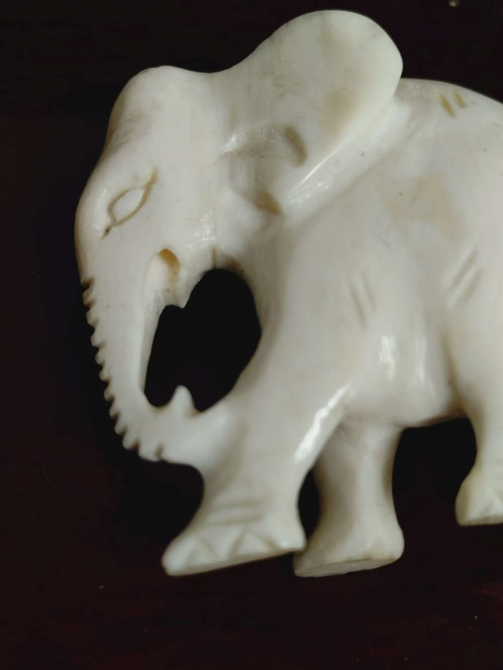 Voir photo 13 de Petite figurine d'un éléphant sculpté dans la matière noble. Petite figurine d'un éléphant sculpté dans la matière noble. Bon état reconditionné photo 13