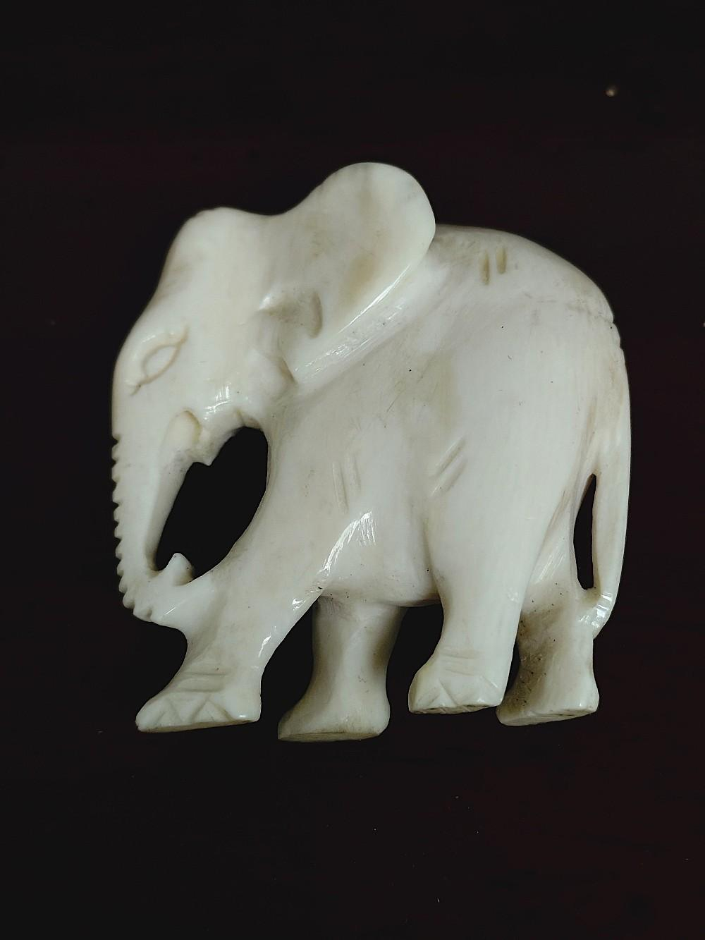 Voir photo 14 de Petite figurine d'un éléphant sculpté dans la matière noble. Petite figurine d'un éléphant sculpté dans la matière noble. Bon état reconditionné photo 14