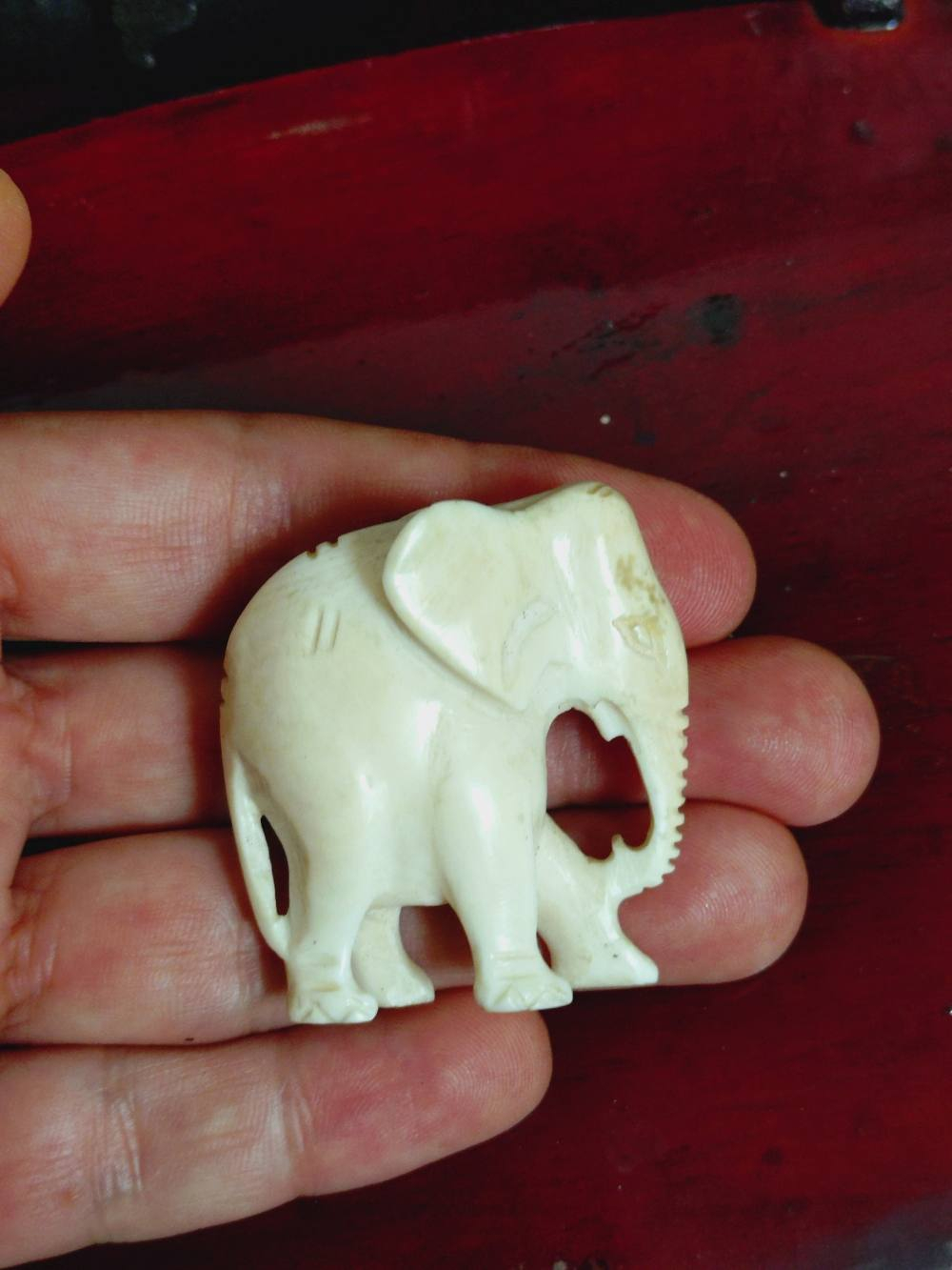 Voir photo 15 de Petite figurine d'un éléphant sculpté dans la matière noble. Petite figurine d'un éléphant sculpté dans la matière noble. Bon état reconditionné photo 15