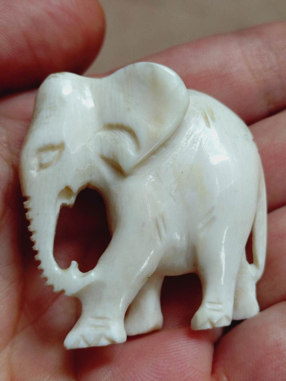 Voir photo 16 de Petite figurine d'un éléphant sculpté dans la matière noble. Petite figurine d'un éléphant sculpté dans la matière noble. Bon état reconditionné photo 16