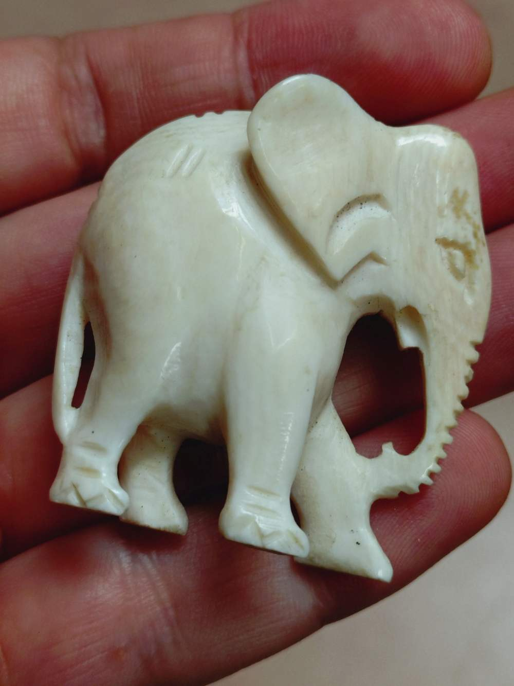 Voir photo 17 de Petite figurine d'un éléphant sculpté dans la matière noble. Petite figurine d'un éléphant sculpté dans la matière noble. Bon état reconditionné photo 17