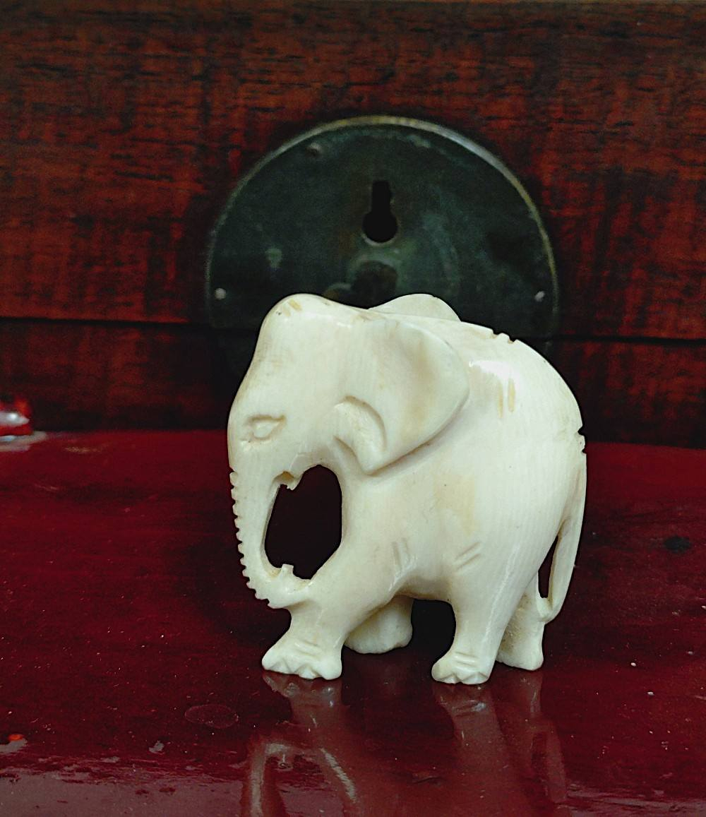 Voir photo 2 de Petite figurine d'un éléphant sculpté dans la matière noble. Petite figurine d'un éléphant sculpté dans la matière noble. Bon état reconditionné photo 2